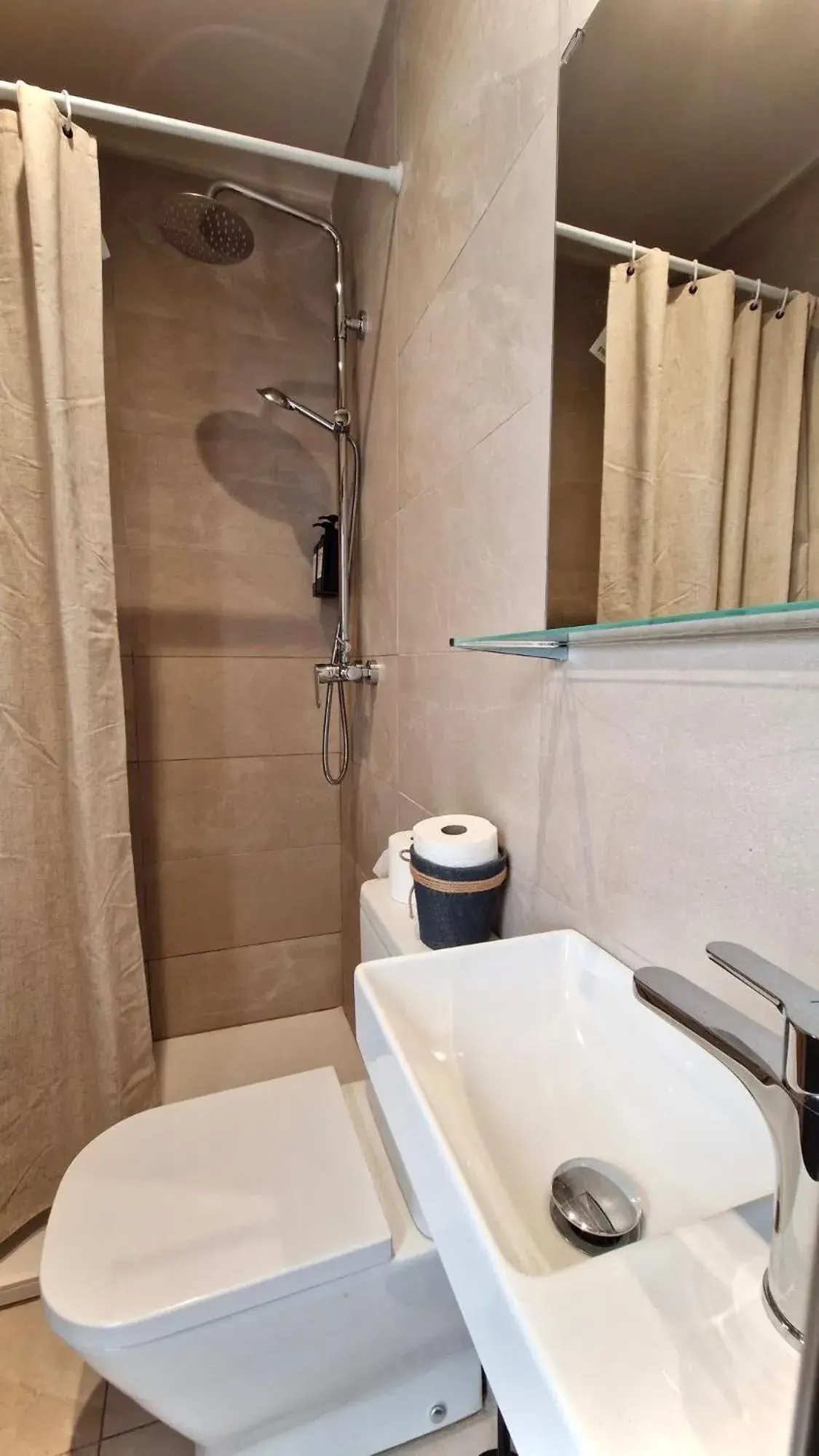 Single Room with Shared Bathroom in Barcelona PR Guesthouse Single Room with Shared Bathroom in Barcelona PR Guesthouse