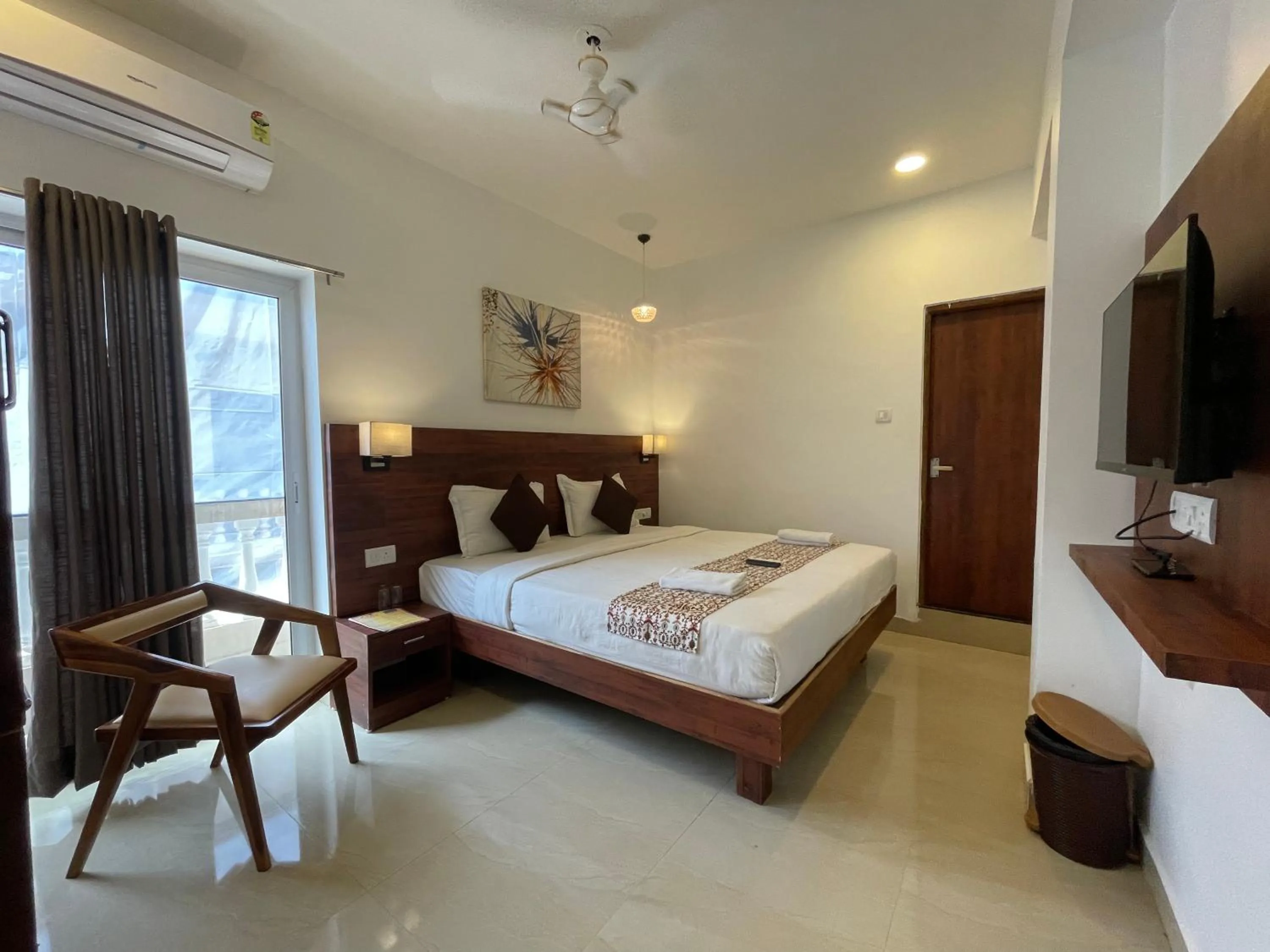 Photo of the whole room, Bed in Yellow Sky By Rj14, Baga Beach