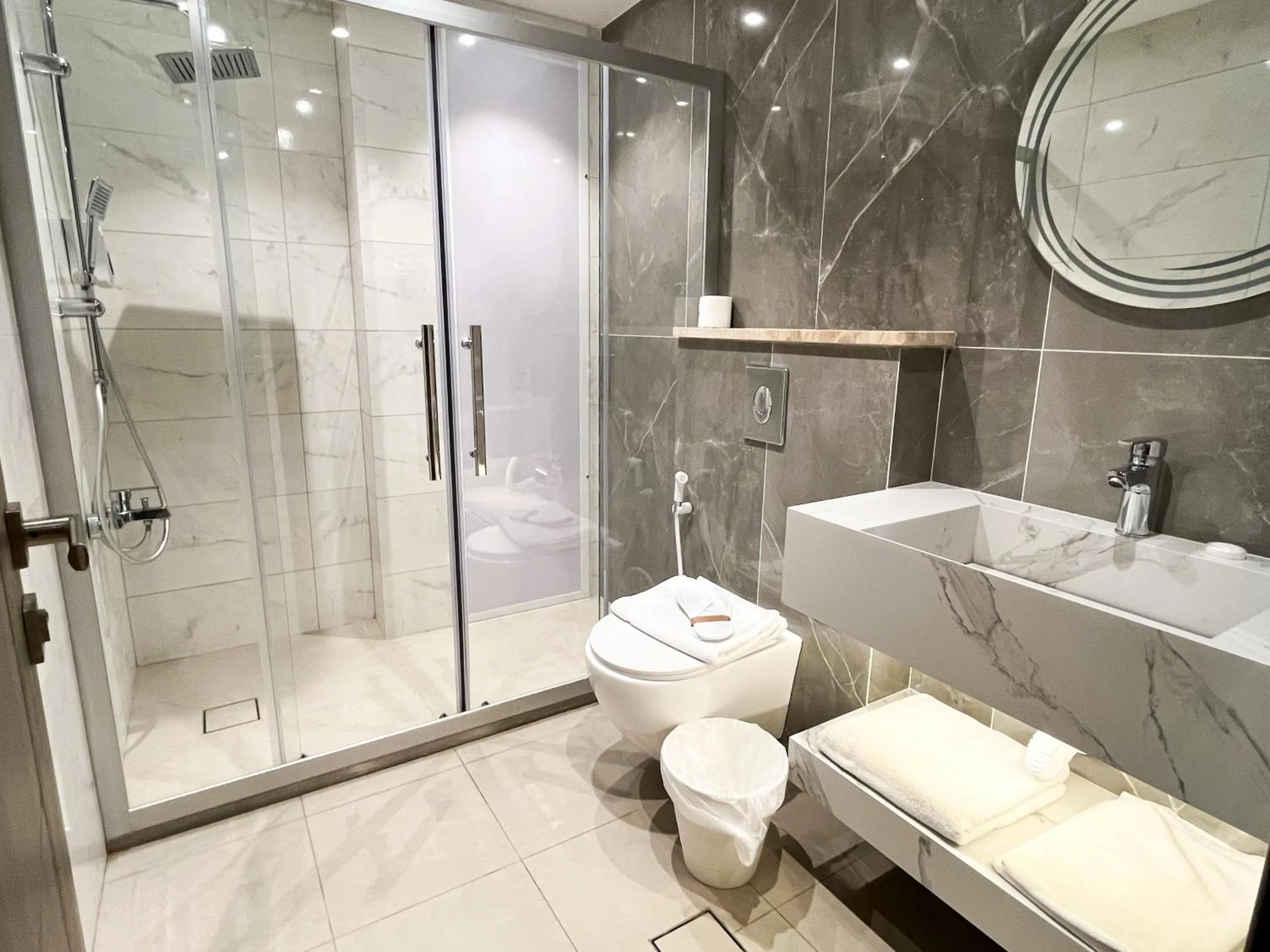 Shower in Red Carpet Hotel & Suites