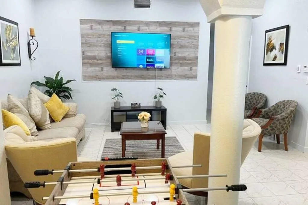Communal lounge/ TV room in Amazing & cozy Duplex near Zoo Miami !