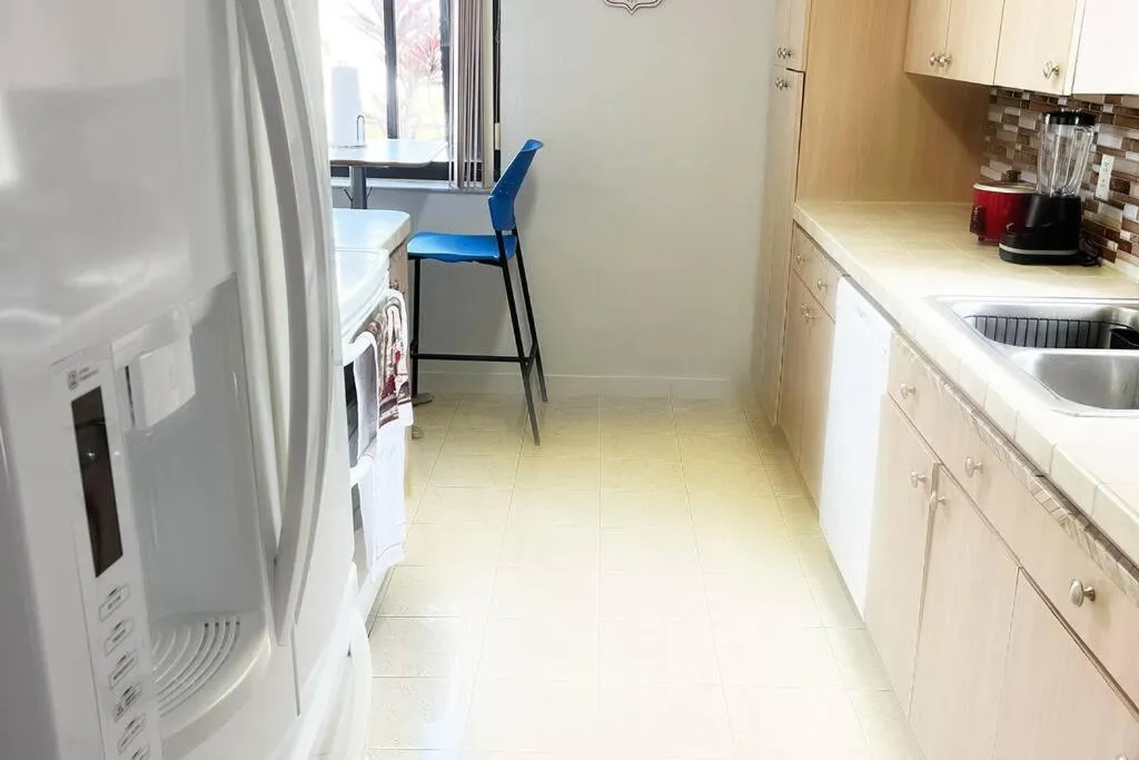 Kitchen or kitchenette in Amazing & cozy Duplex near Zoo Miami !