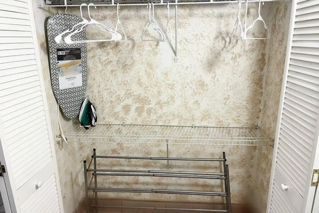 wardrobe in Amazing & cozy Duplex near Zoo Miami !