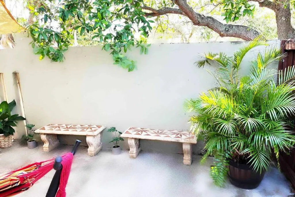 Patio in Amazing & cozy Duplex near Zoo Miami !