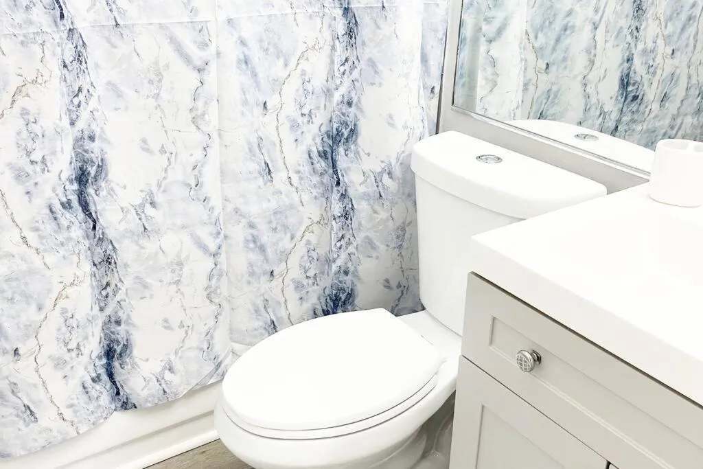 Bathroom in Amazing & cozy Duplex near Zoo Miami !