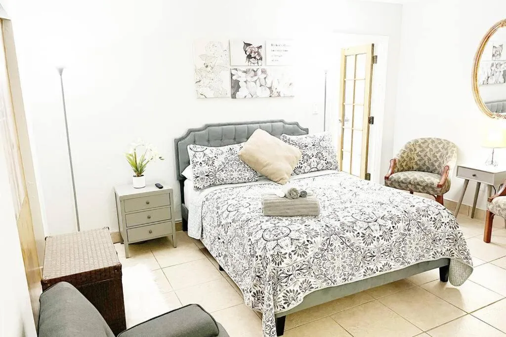 Bedroom, Bed in Amazing & cozy Duplex near Zoo Miami !