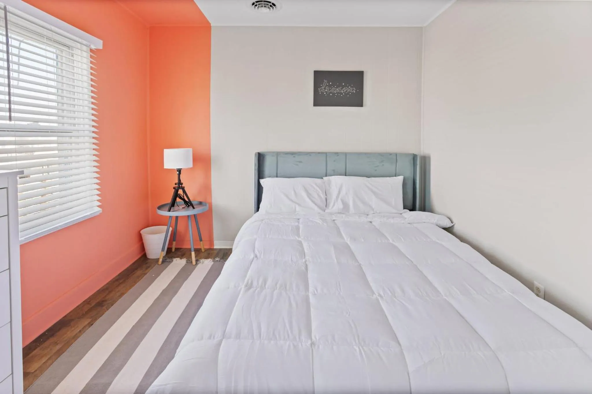 Bed in 9BR Beach Block House with 13 Beds in Central Atlantic City