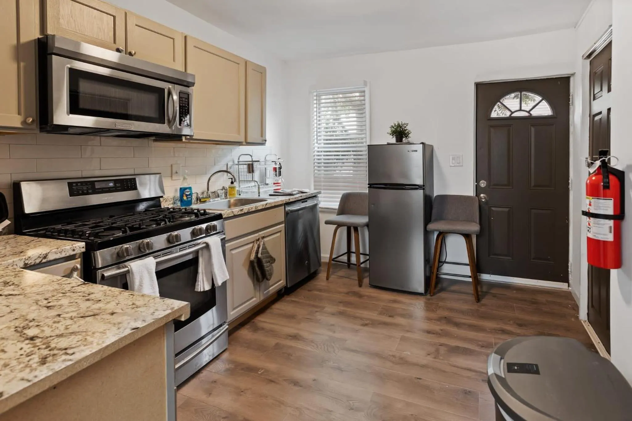 9BR Beach Block House with 13 Beds in Central Atlantic City