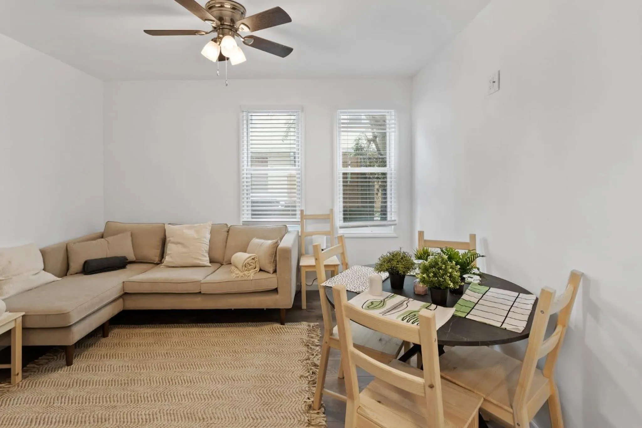 9BR Beach Block House with 13 Beds in Central Atlantic City