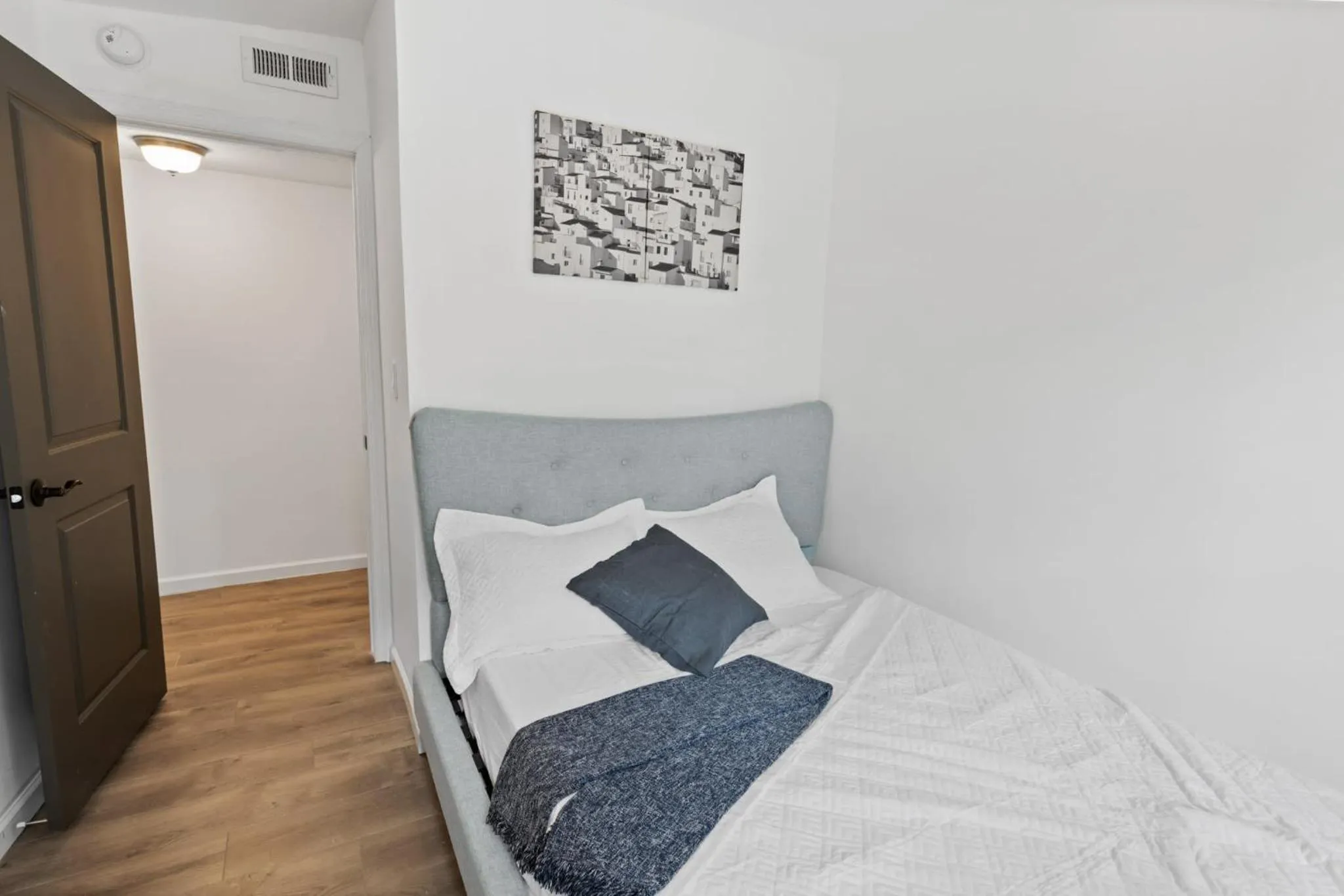 Bed in 9BR Beach Block House with 13 Beds in Central Atlantic City