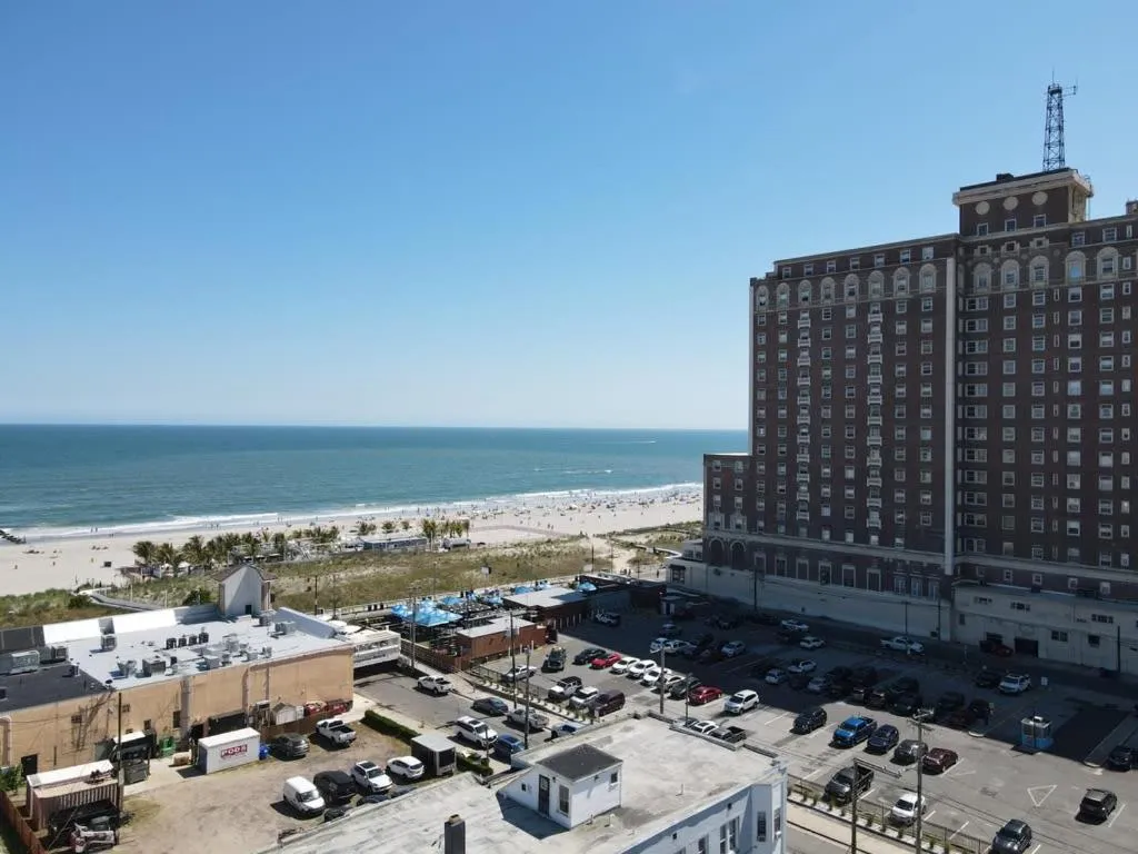 9BR Beach Block House with 13 Beds in Central Atlantic City