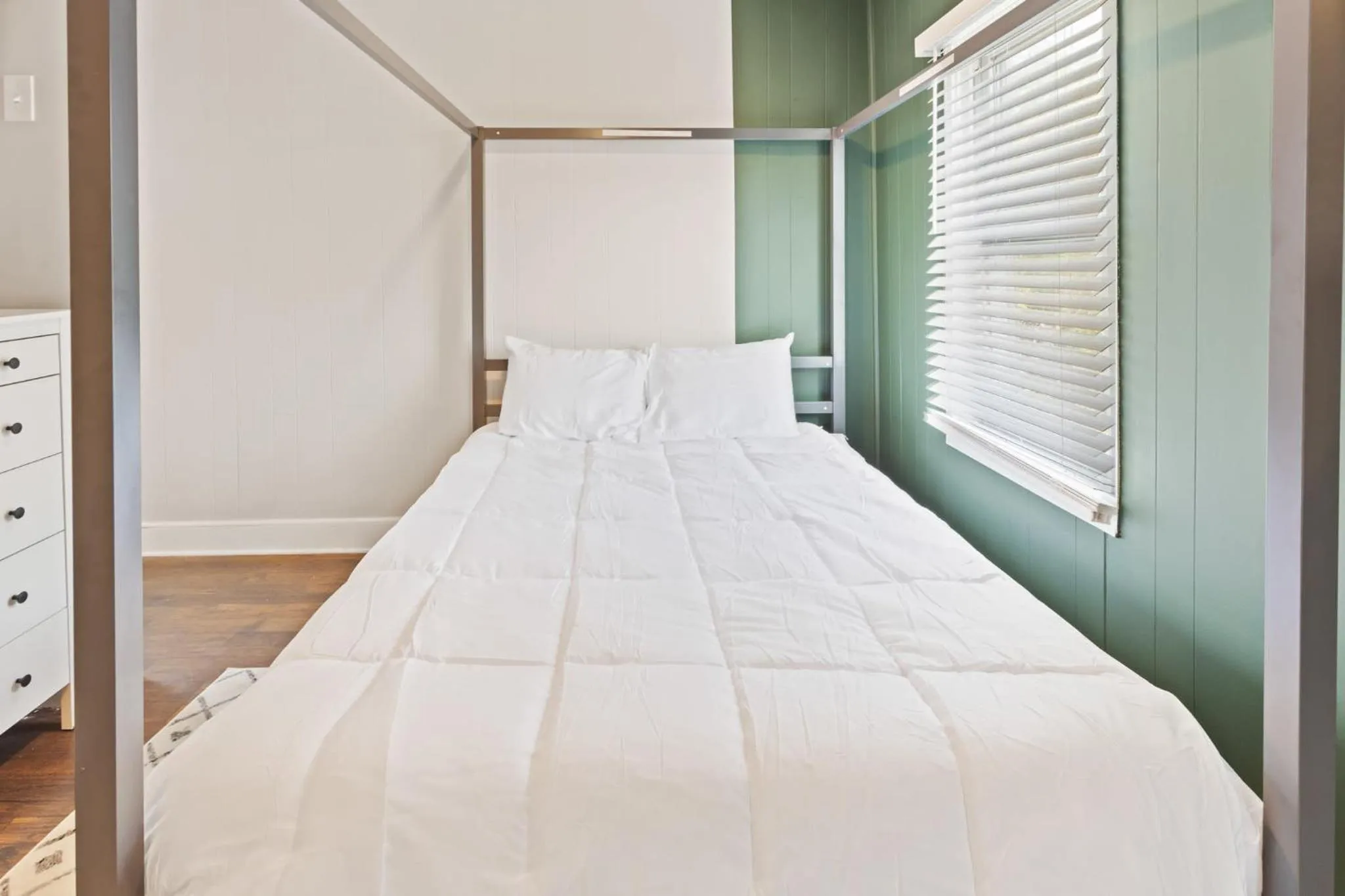 Bed in 9BR Beach Block House with 13 Beds in Central Atlantic City