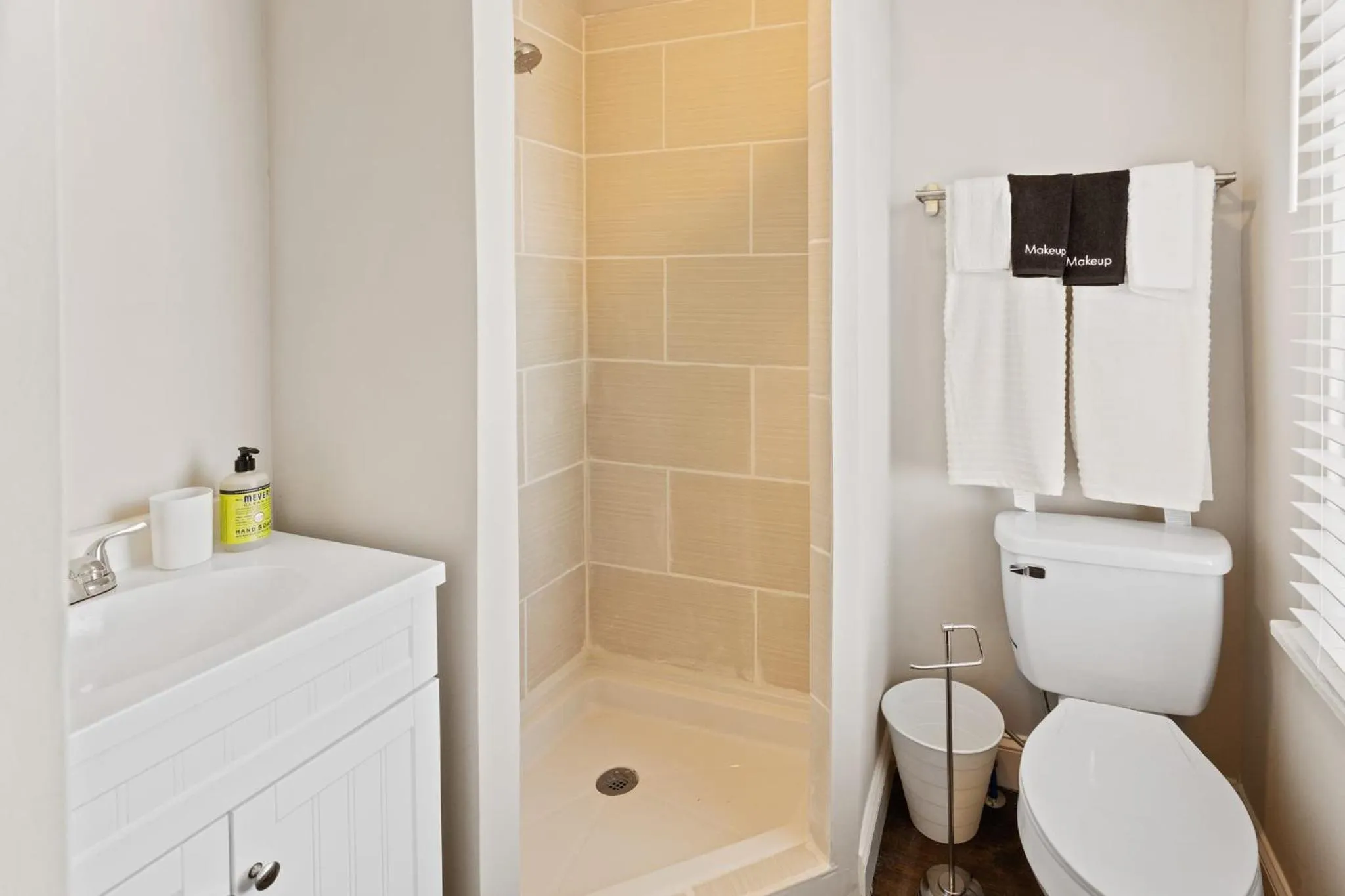 9BR Beach Block House with 13 Beds in Central Atlantic City