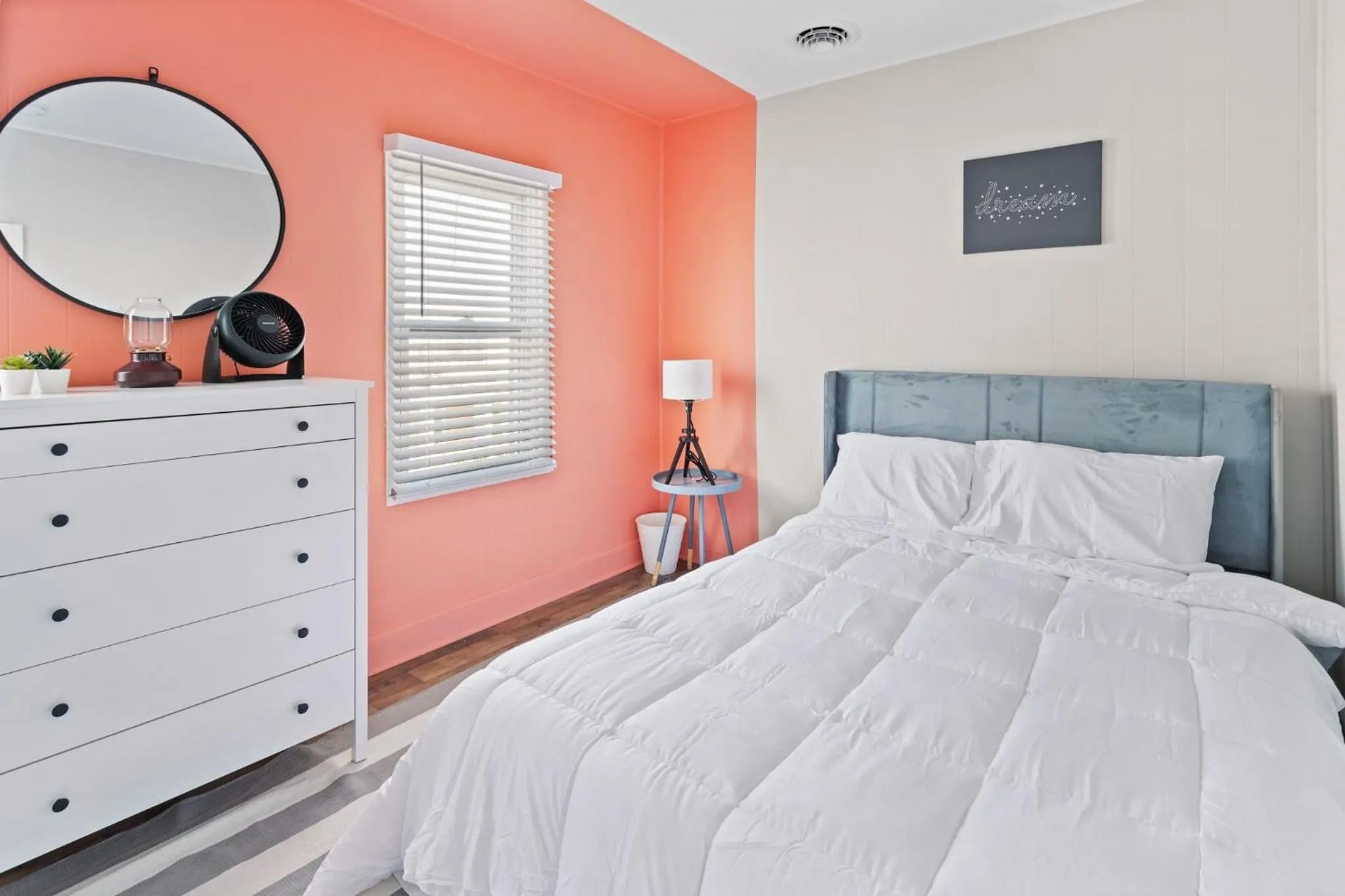 Bed in 9BR Beach Block House with 13 Beds in Central Atlantic City