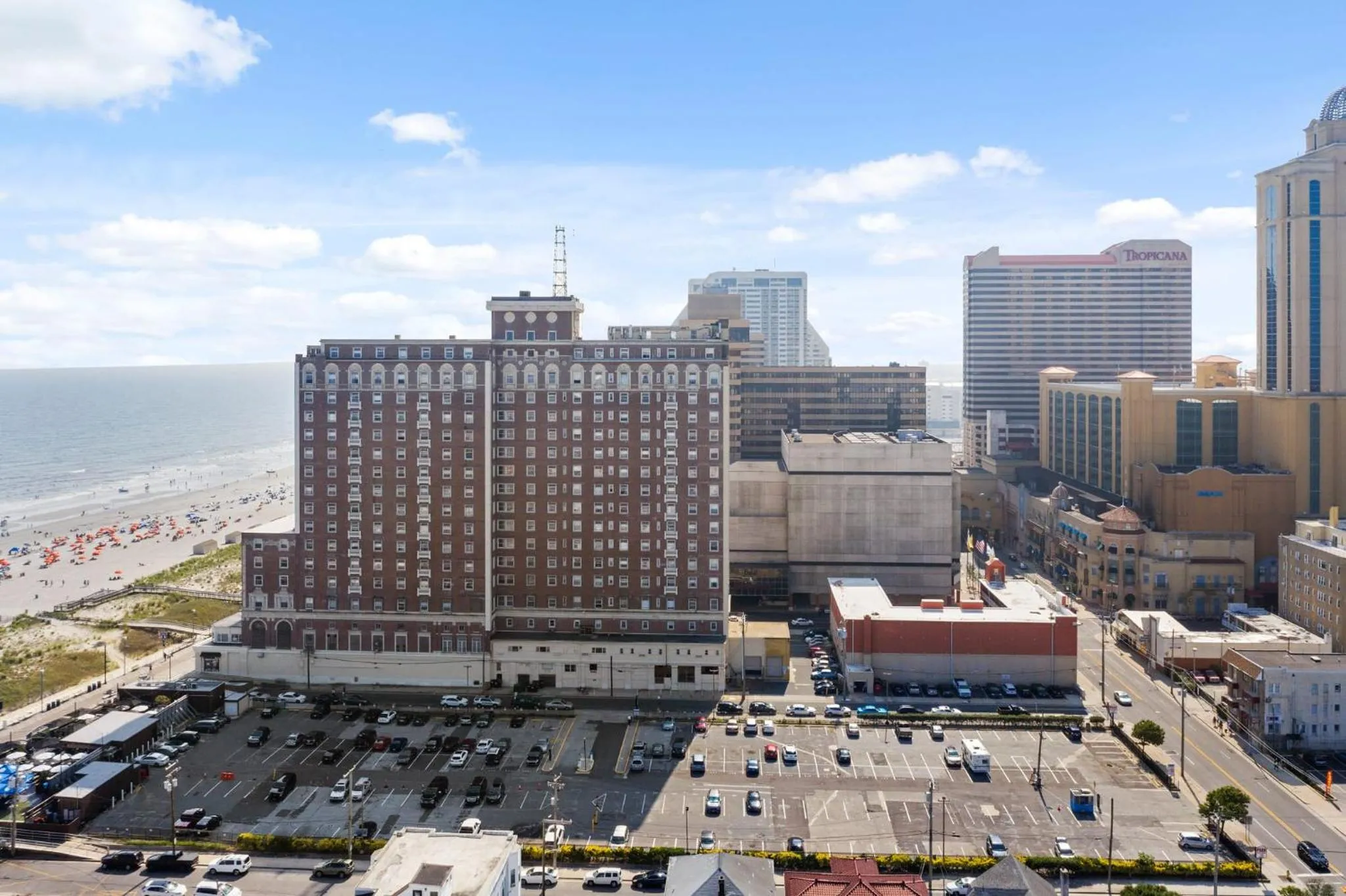 9BR Beach Block House with 13 Beds in Central Atlantic City