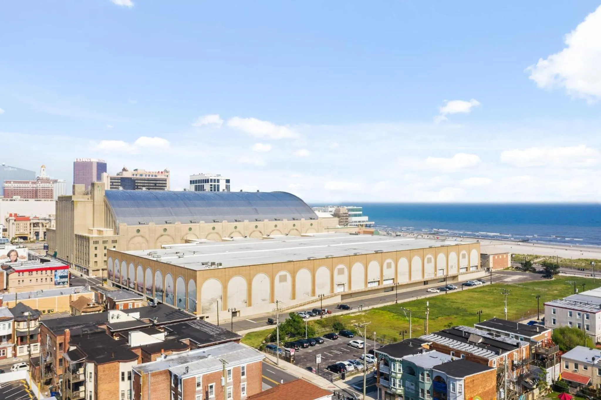 9BR Beach Block House with 13 Beds in Central Atlantic City