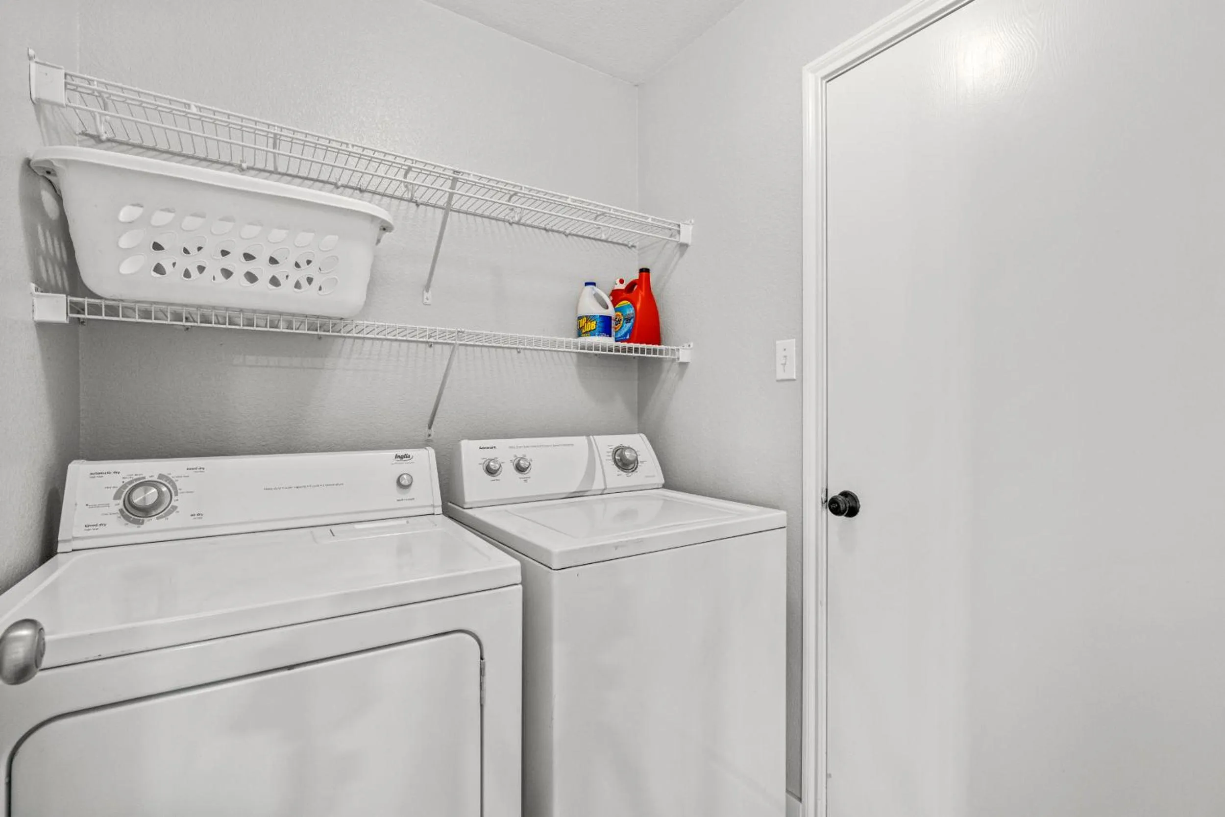 washing machine in Modern, family friendly home w garage, huge yard!