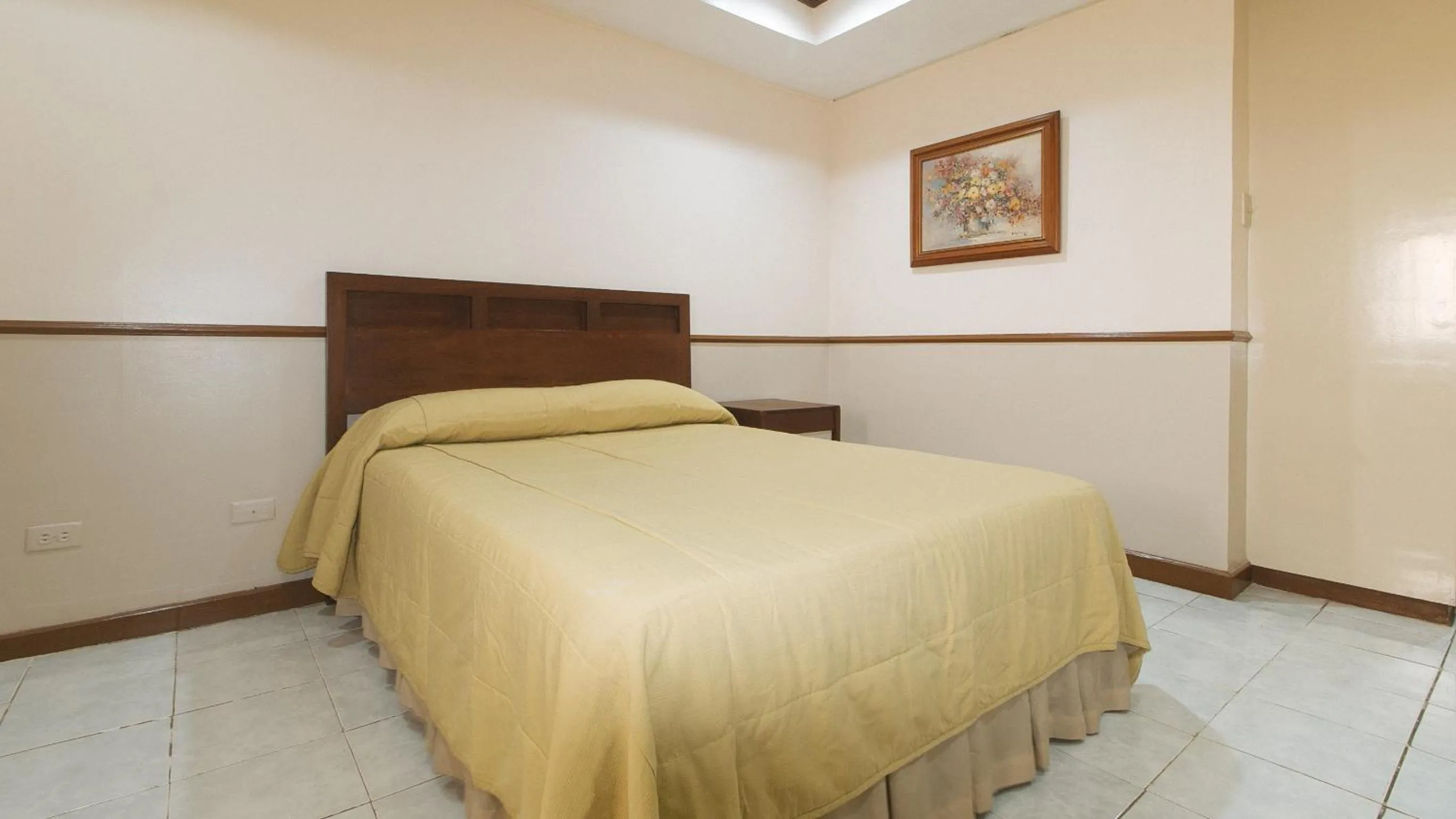 Photo of the whole room, Bed in Garden Plaza Hotel Manila