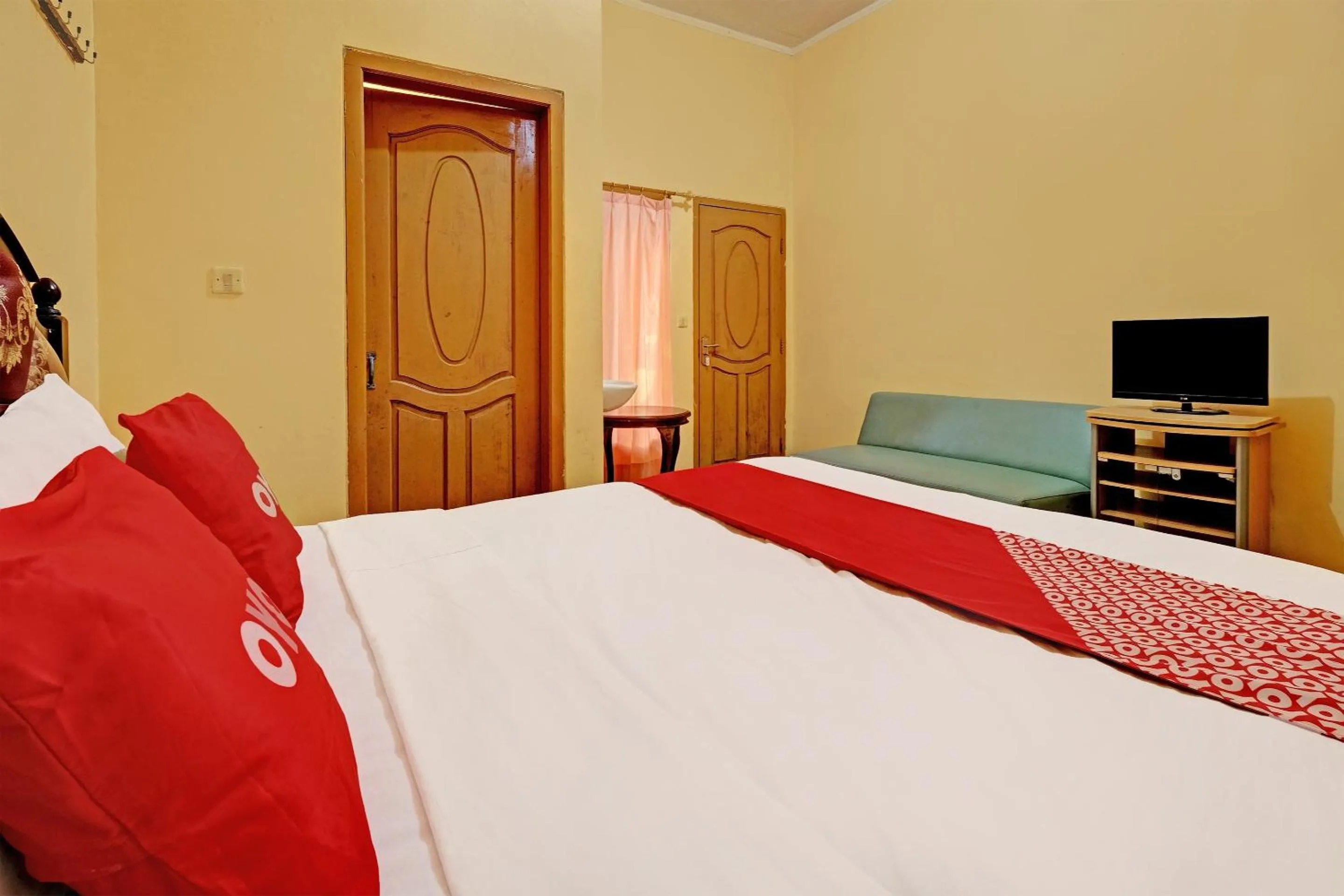 Bedroom in OYO 92406 Hotel Renata 1