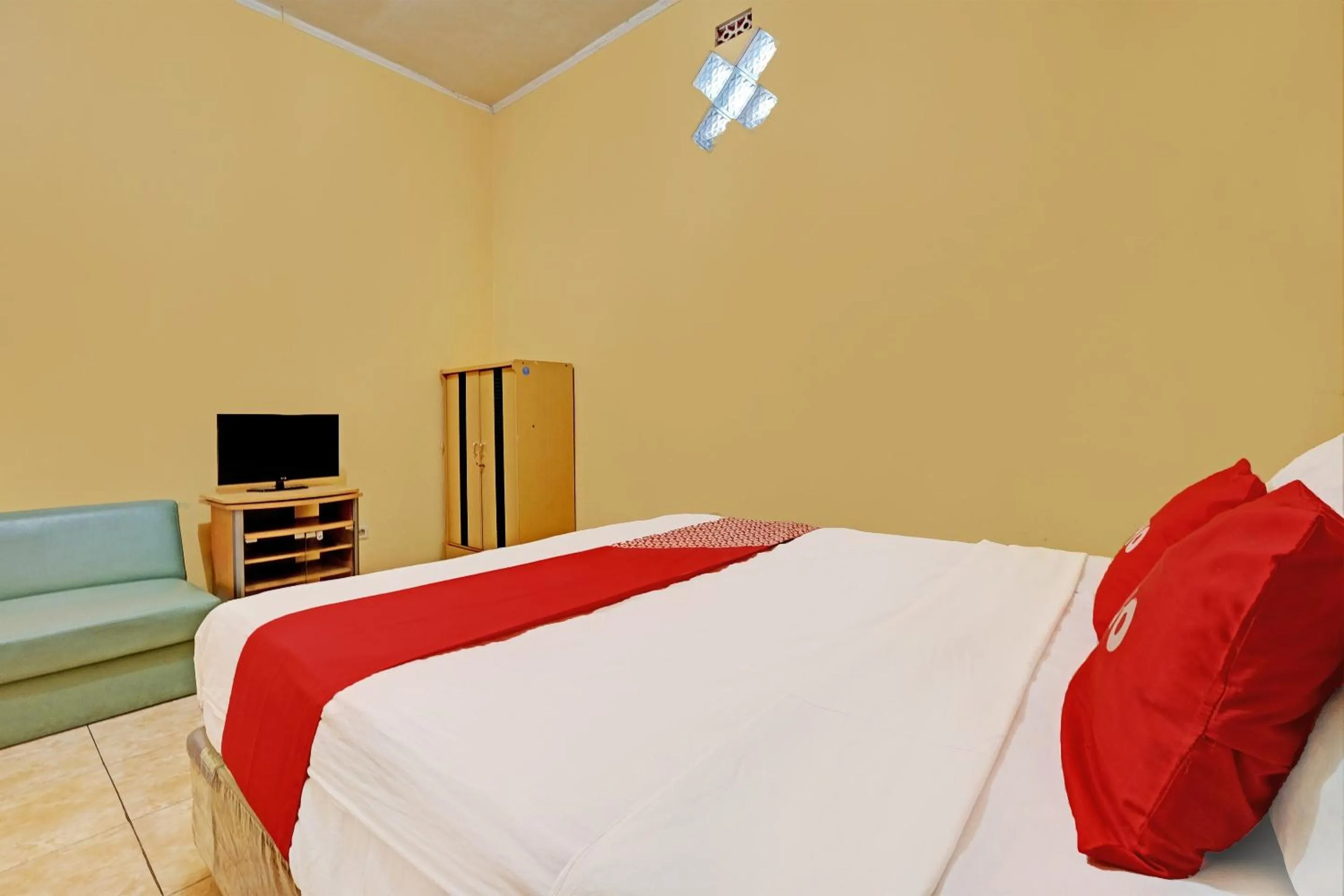 Bedroom in OYO 92406 Hotel Renata 1