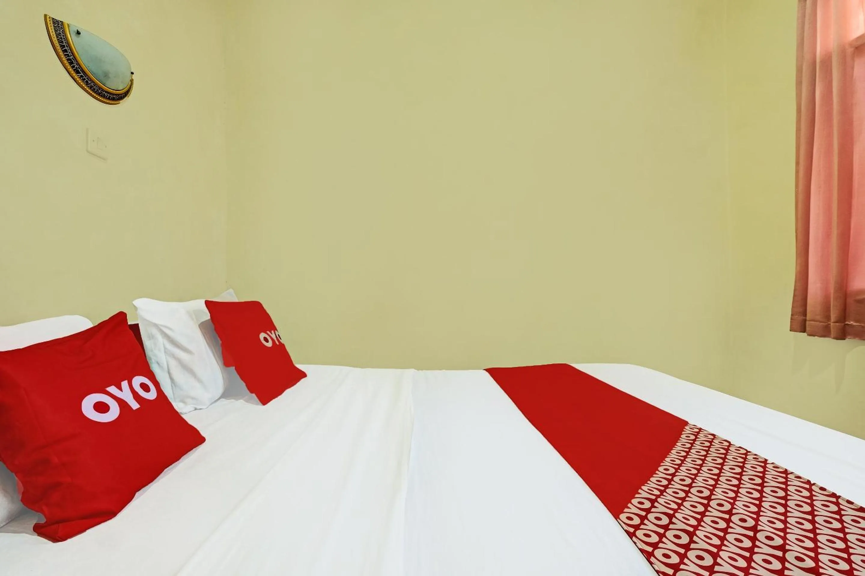 Bedroom in OYO 92406 Hotel Renata 1