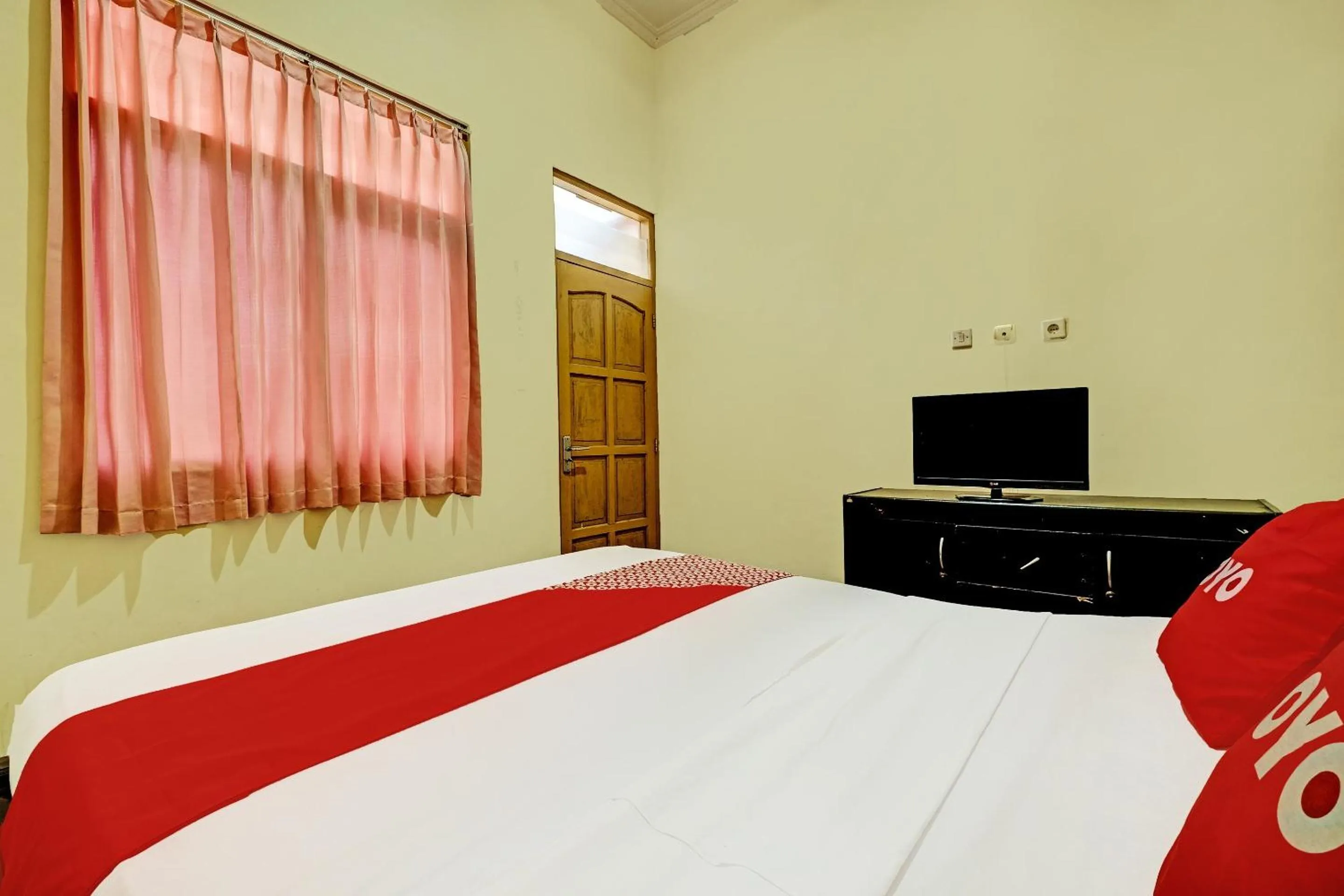 Bedroom in OYO 92406 Hotel Renata 1