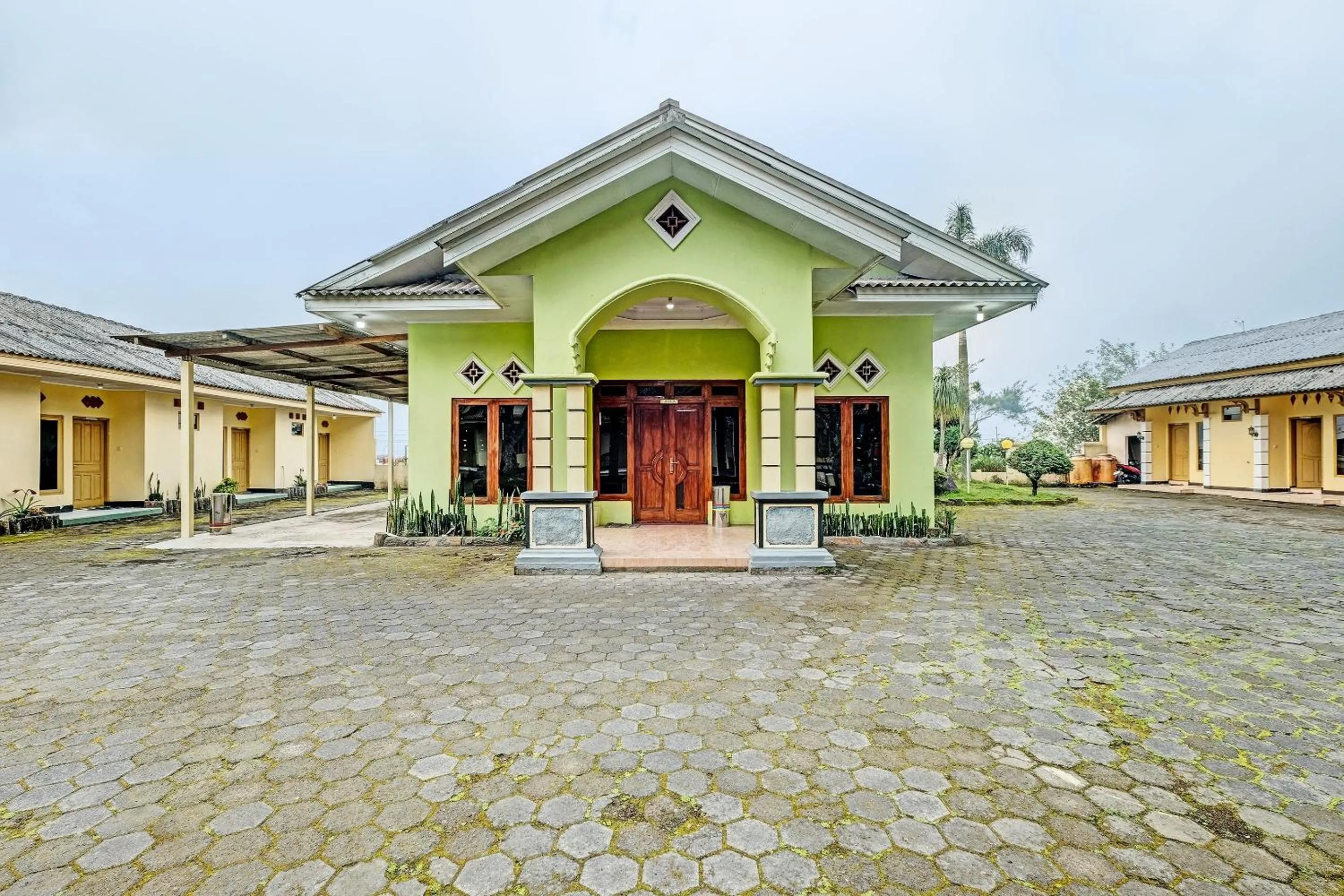 Facade/entrance in OYO 92406 Hotel Renata 1