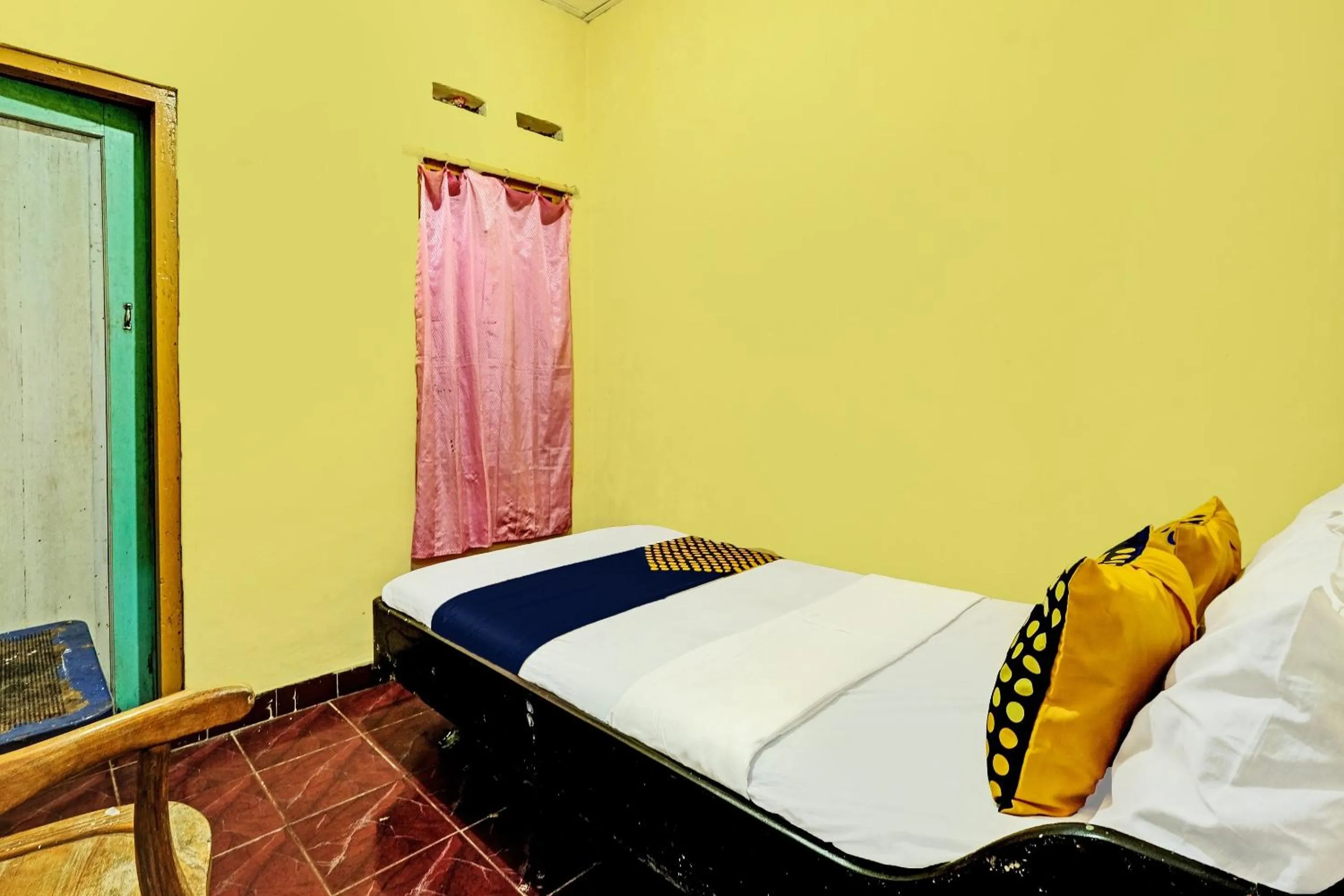 Bedroom in SPOT ON 92414 Hotel Pereng Sari