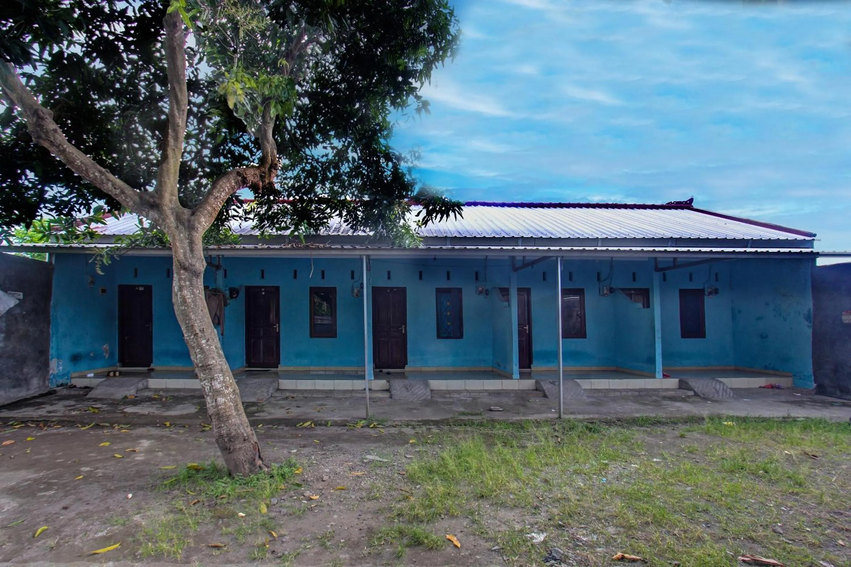 Facade/entrance in Hotel O Kos Agi Mataram Near Masjid Hissoh Al-Faham