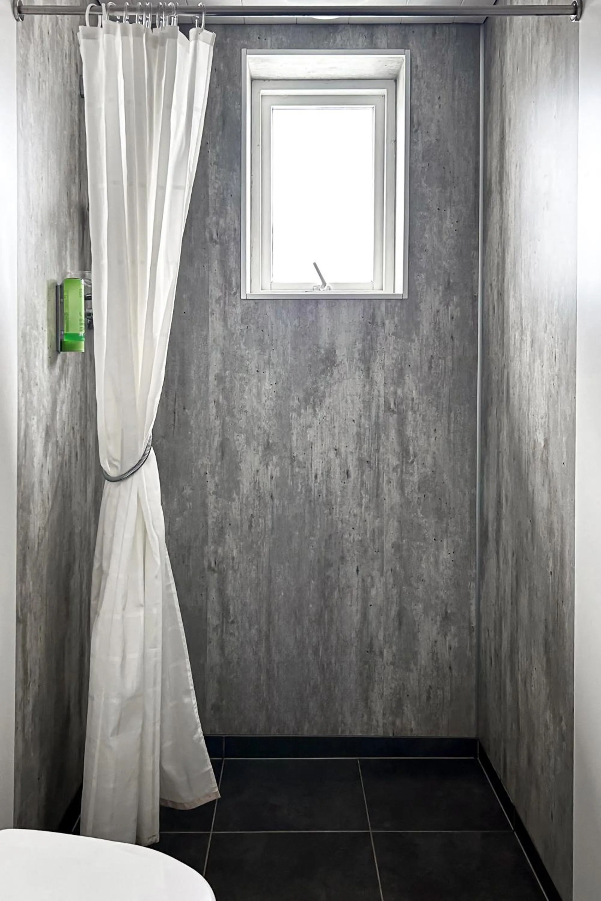 Shower, Bed in Hotel Jökull