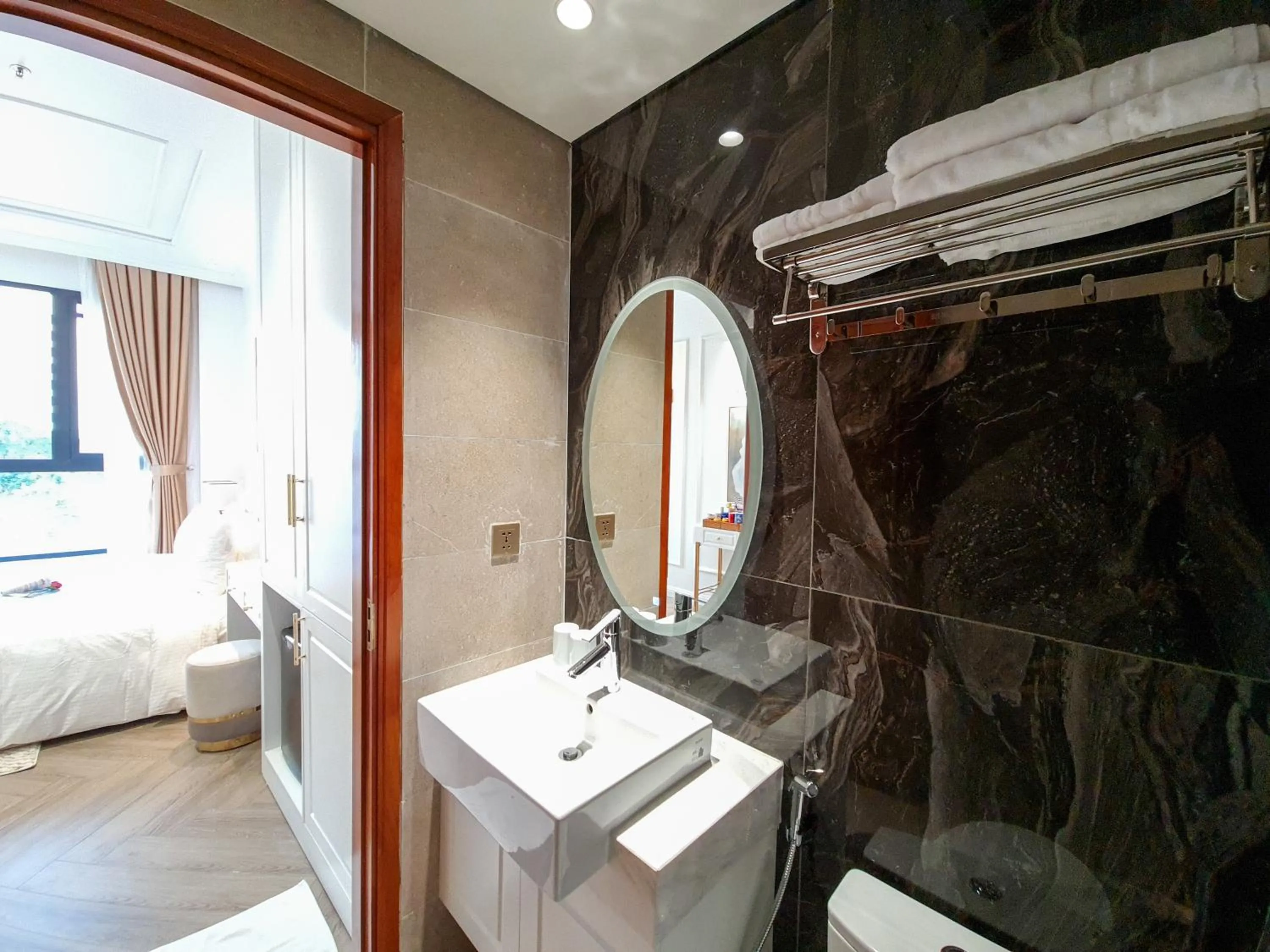 Shower in Phúc Thắng Hotel