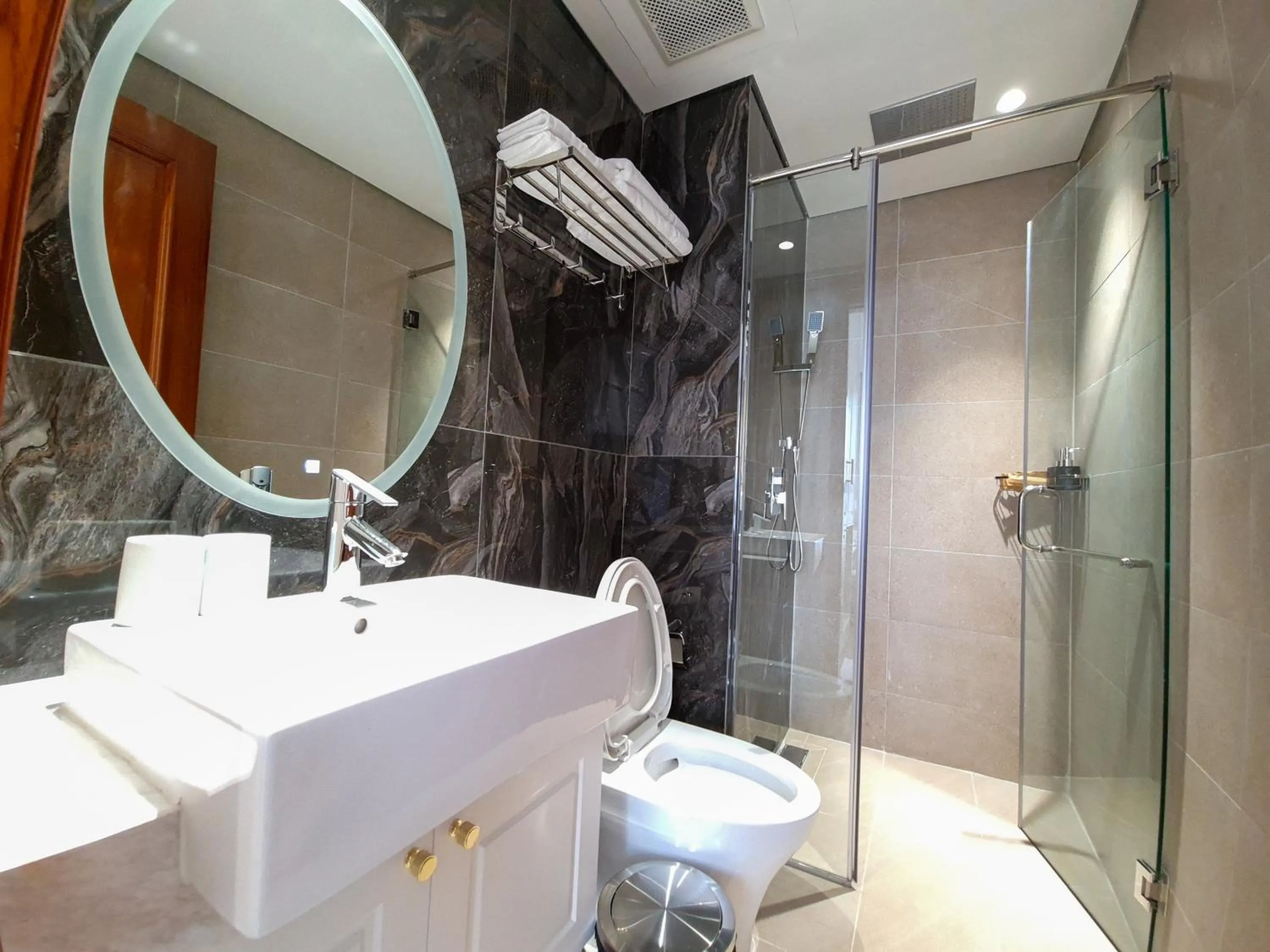 Shower in Phúc Thắng Hotel