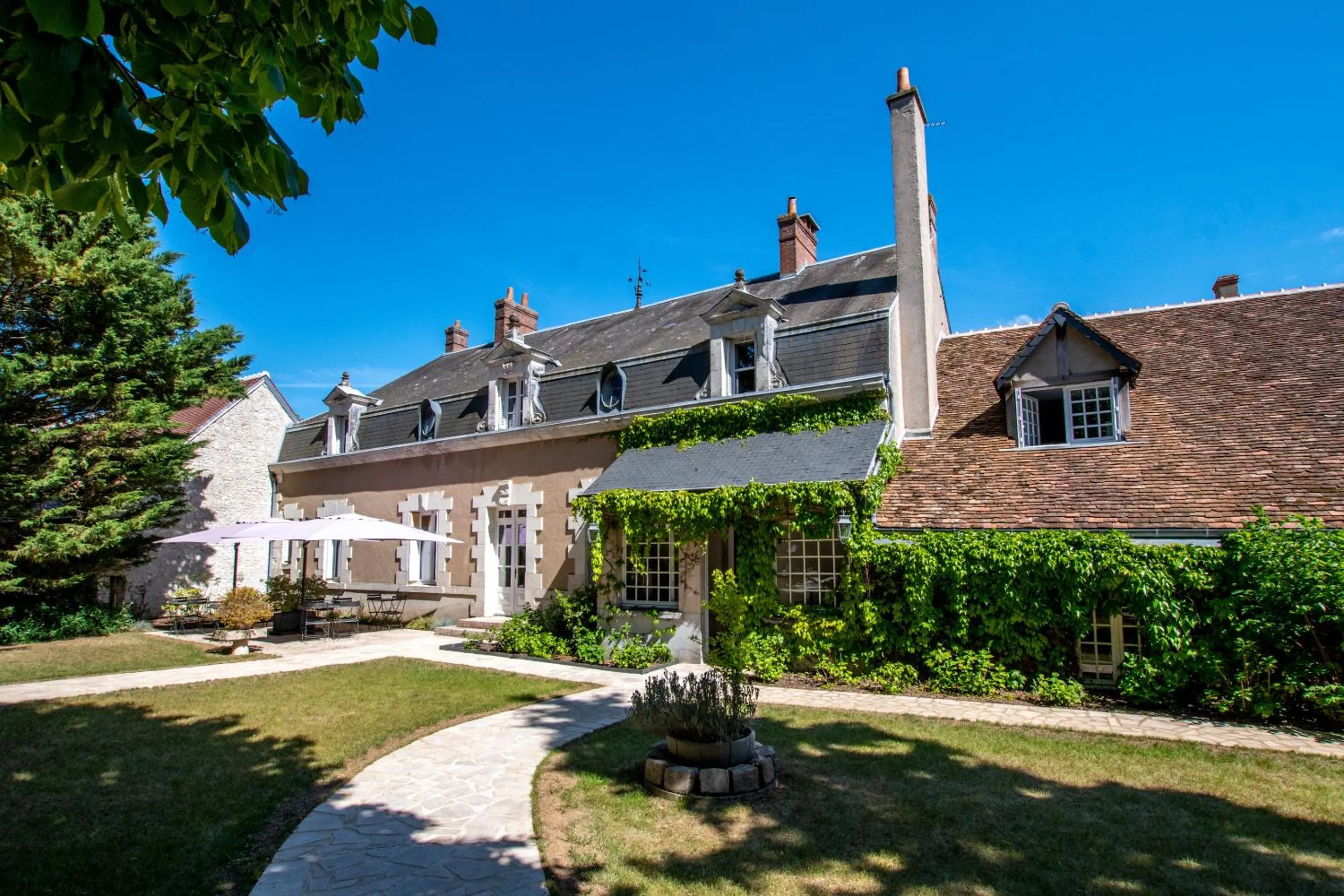 Property building in Clos Saint Sulpice