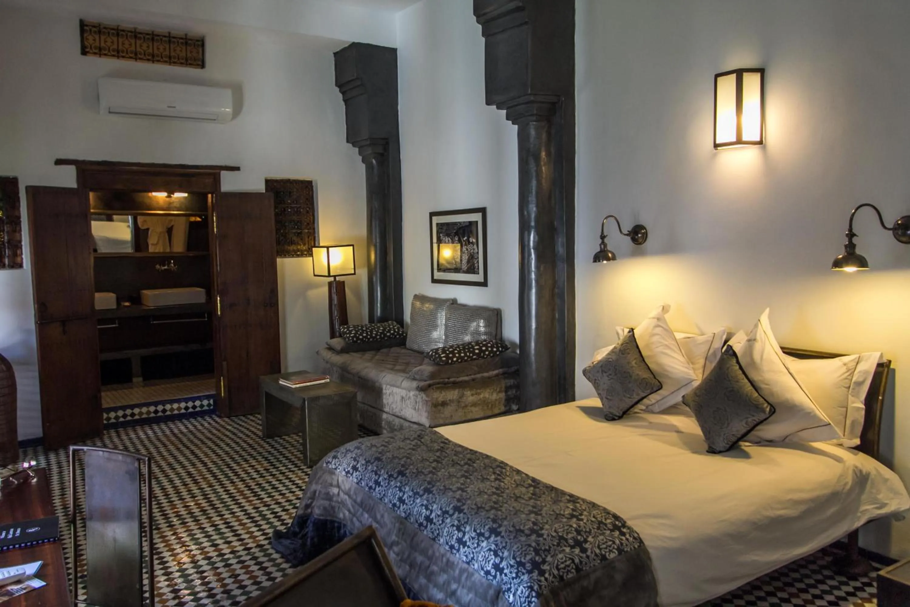 Photo of the whole room, Bed in Riad Laaroussa