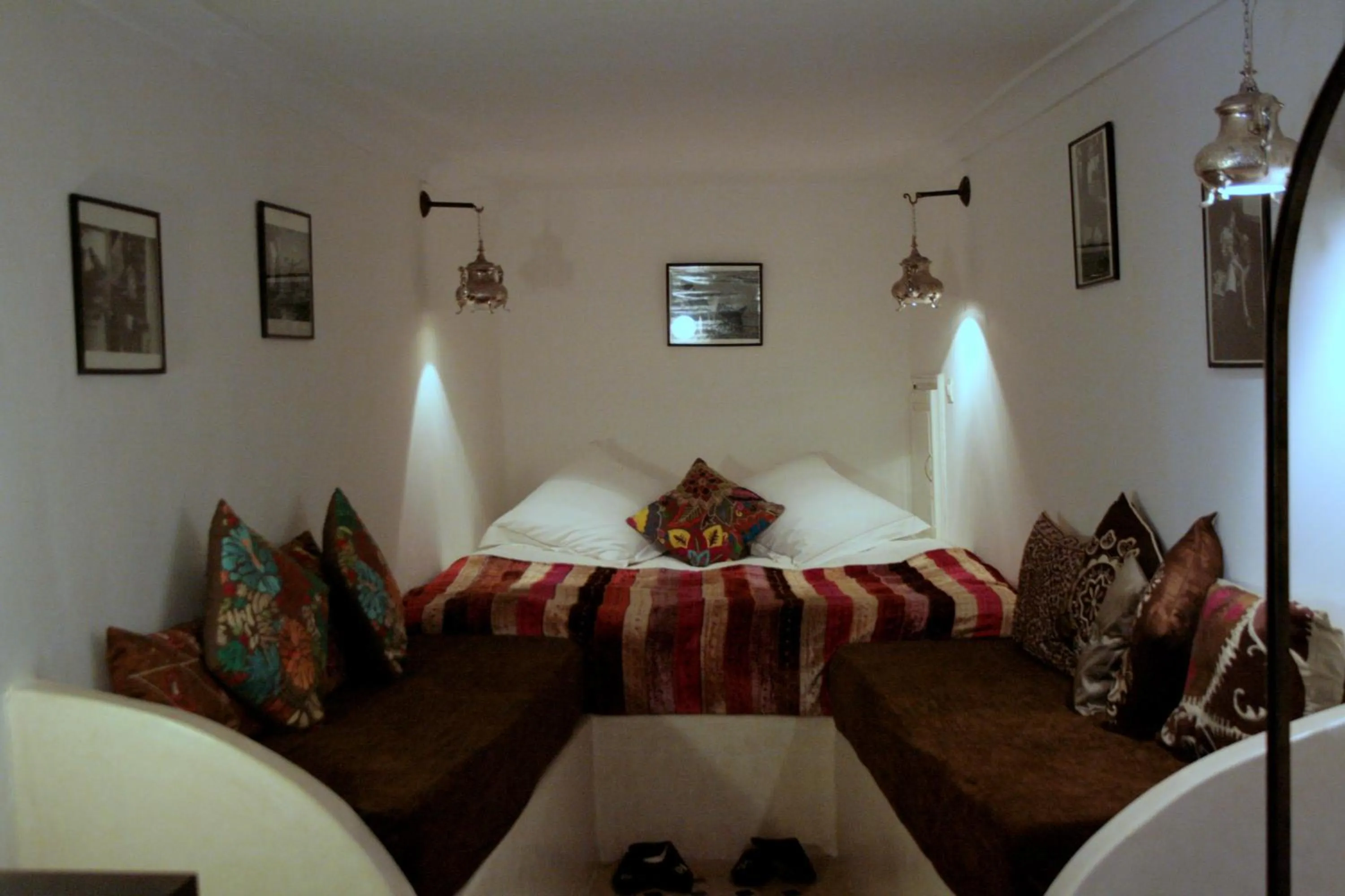 Photo of the whole room, Bed in Riad Laaroussa