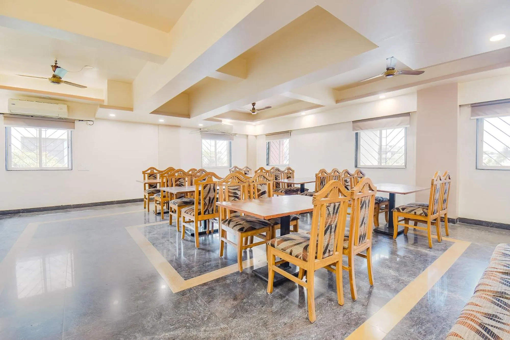 Restaurant/places to eat in FabHotel Shreeyash Residency - Nr Spine City Mall