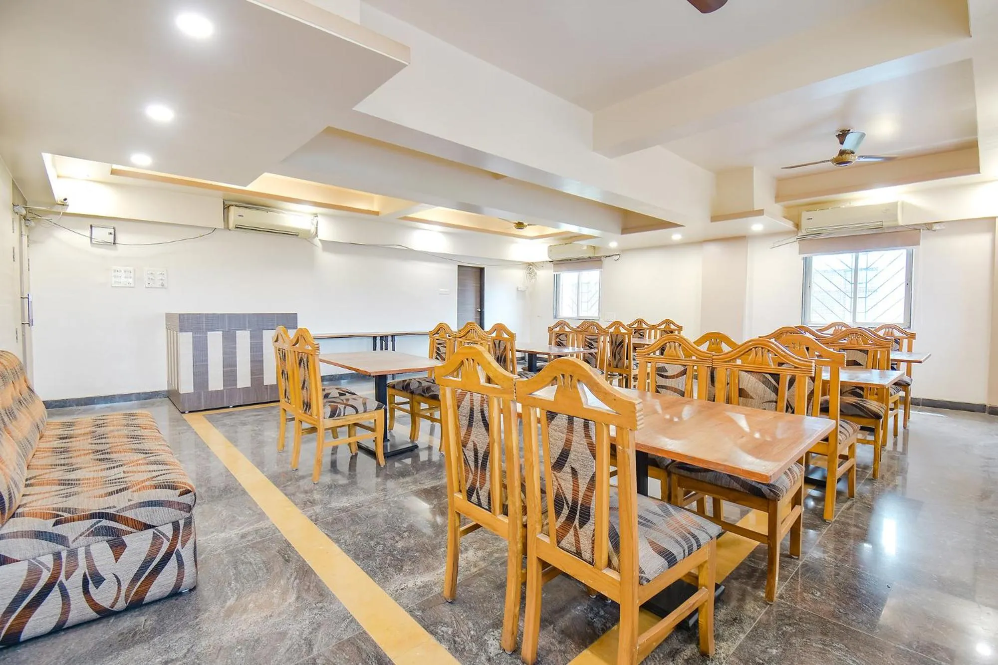 Restaurant/places to eat in FabHotel Shreeyash Residency - Nr Spine City Mall