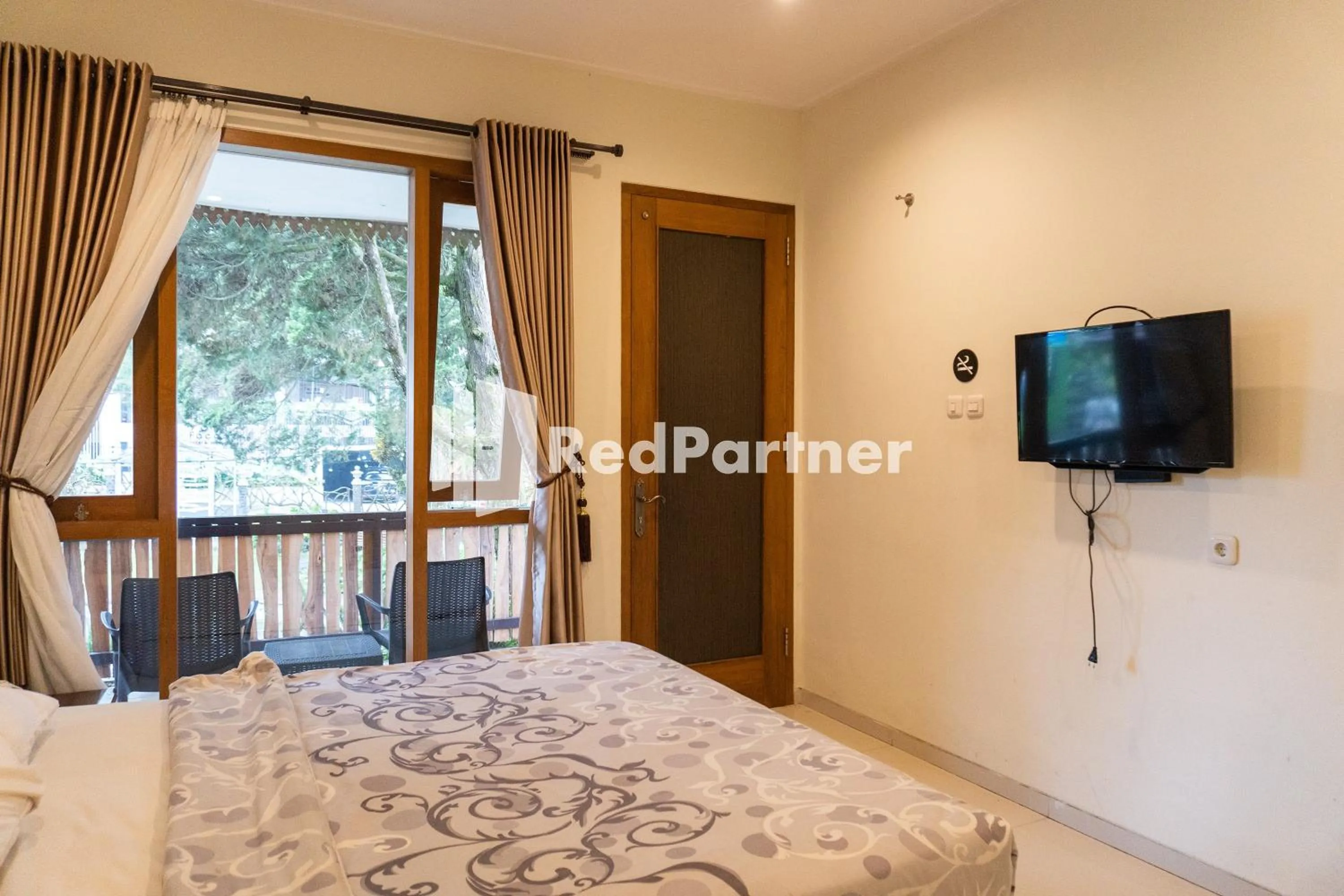 Bedroom, Bed in Javenir Hotel Tawangmangu Mitra RedDoorz