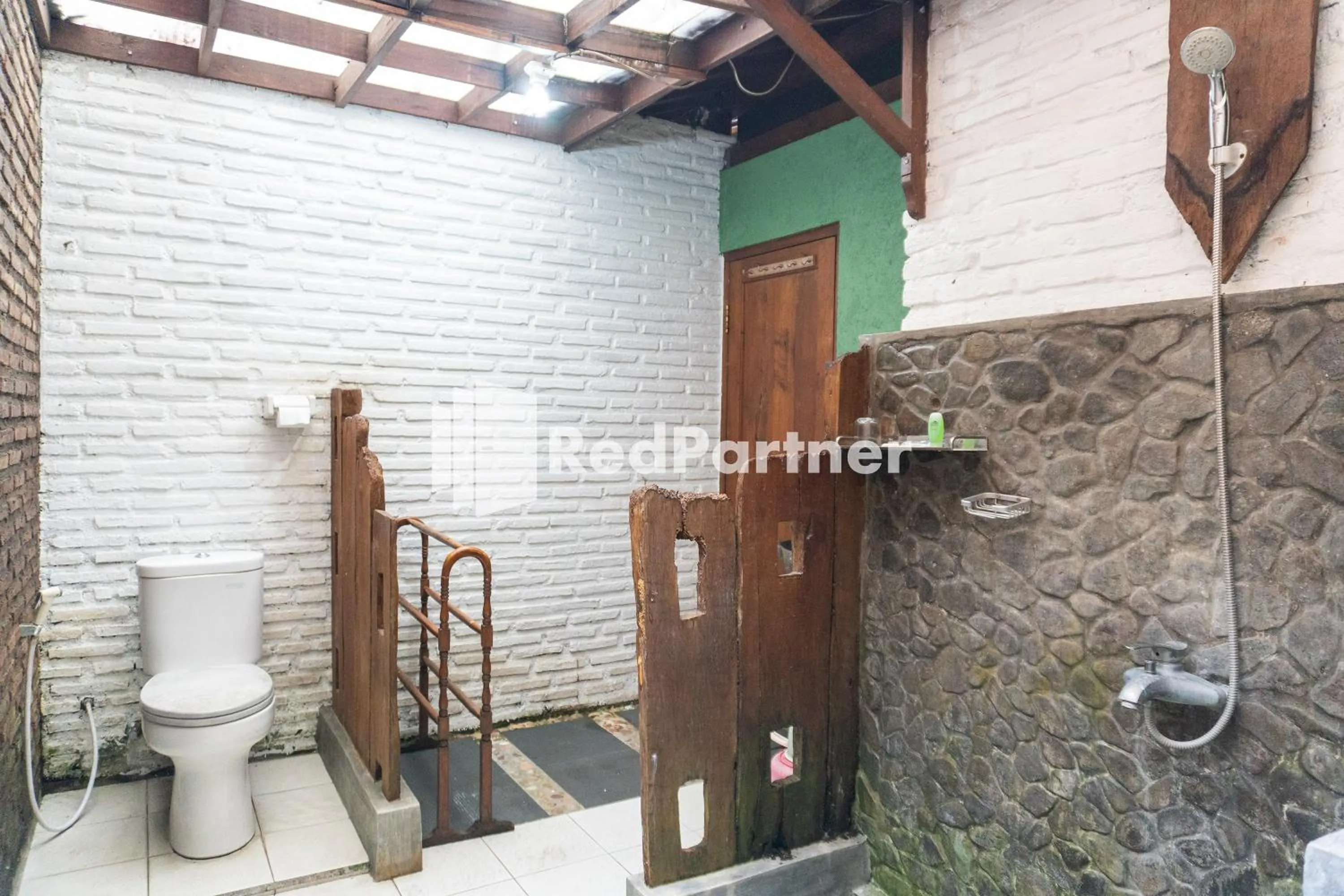 Bathroom in Javenir Hotel Tawangmangu Mitra RedDoorz