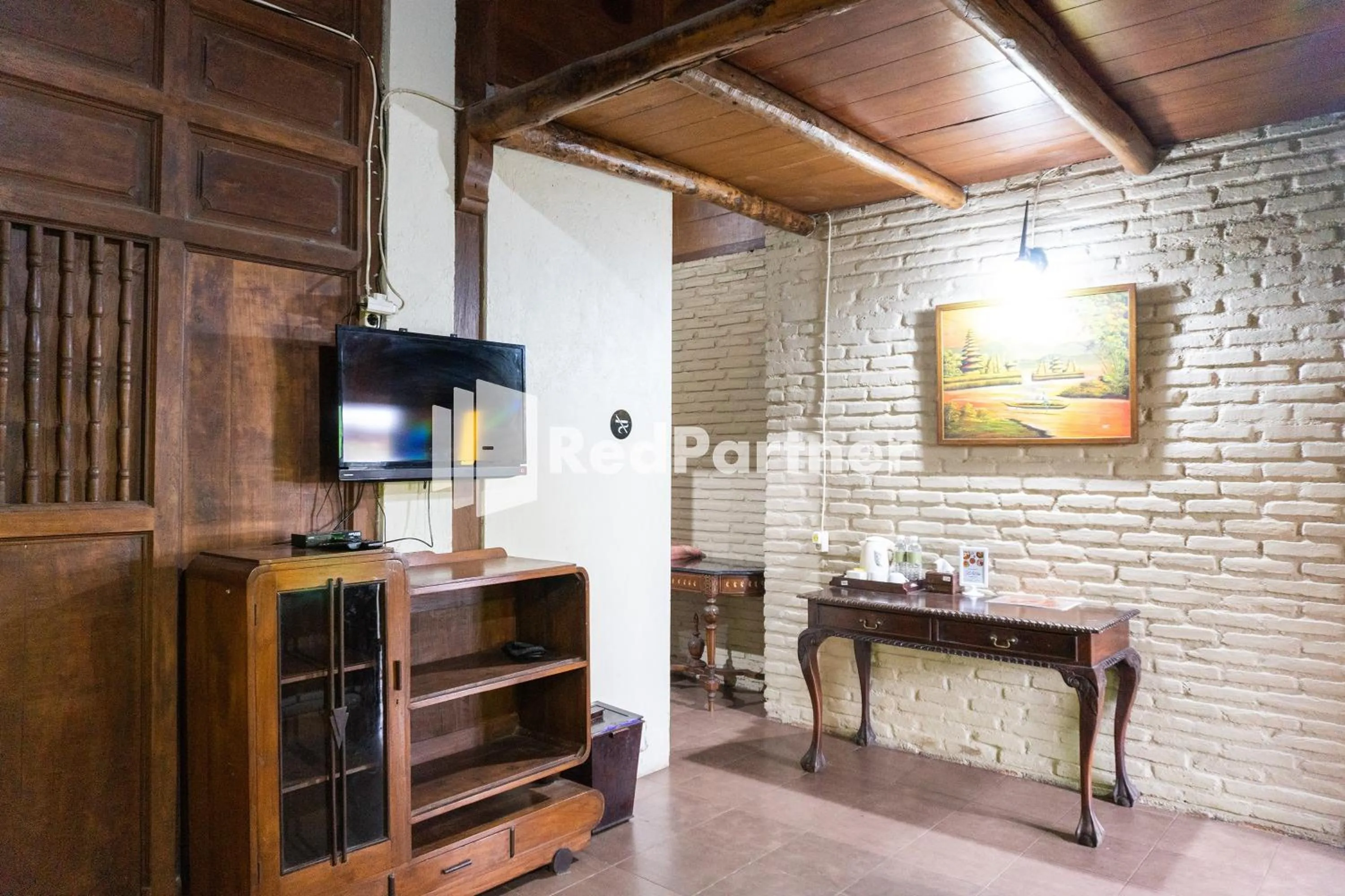 TV and multimedia in Javenir Hotel Tawangmangu Mitra RedDoorz