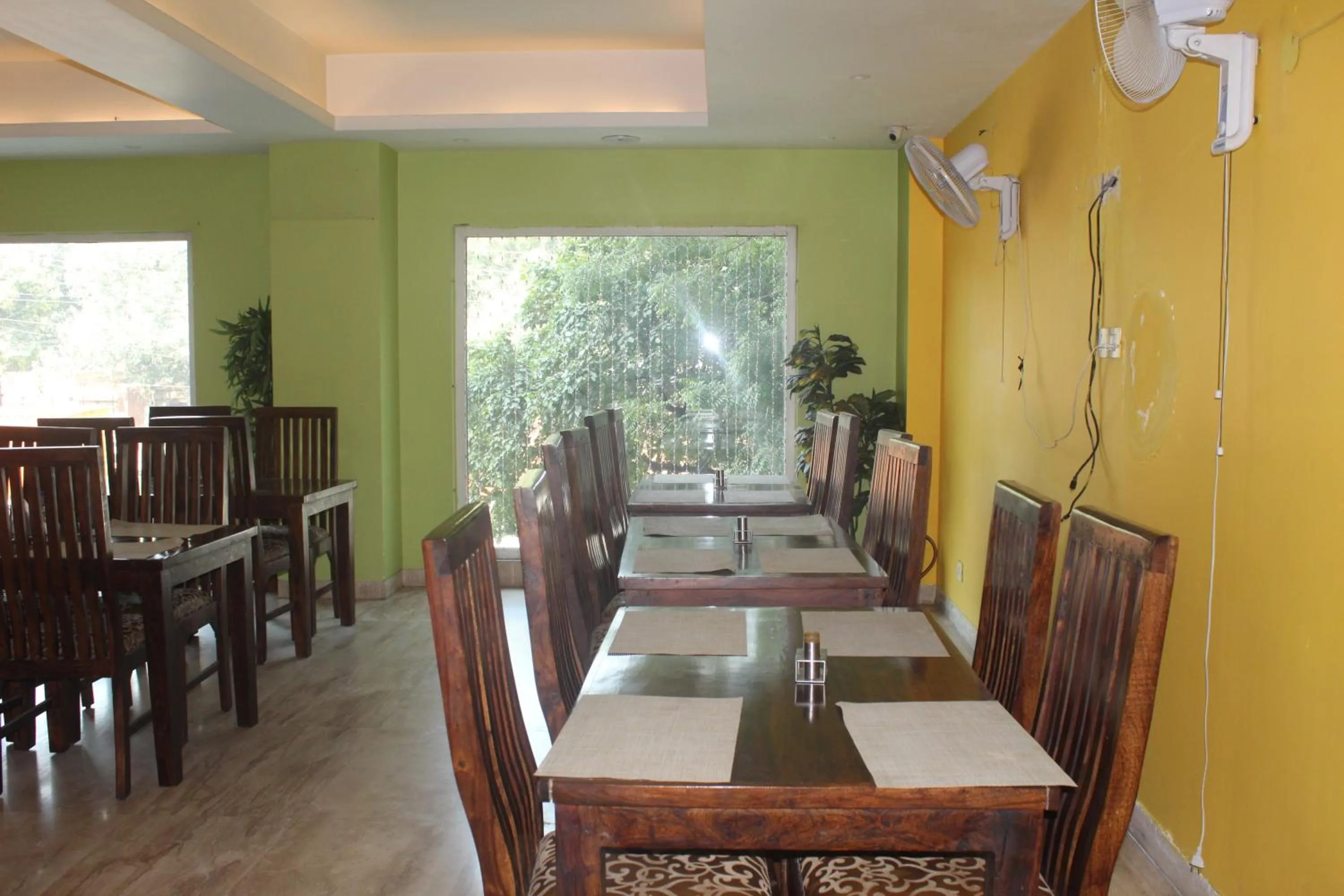 Restaurant/places to eat in THE J K Hotel C R Park