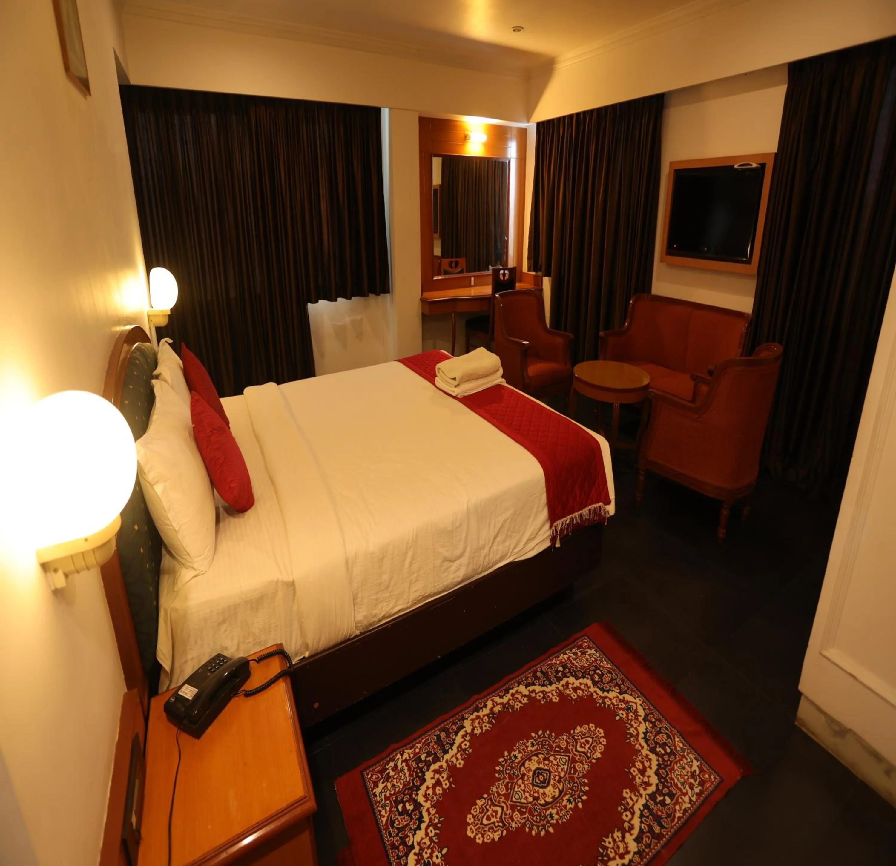 Photo of the whole room, Bed in DFRONT GOLDEN PALACE