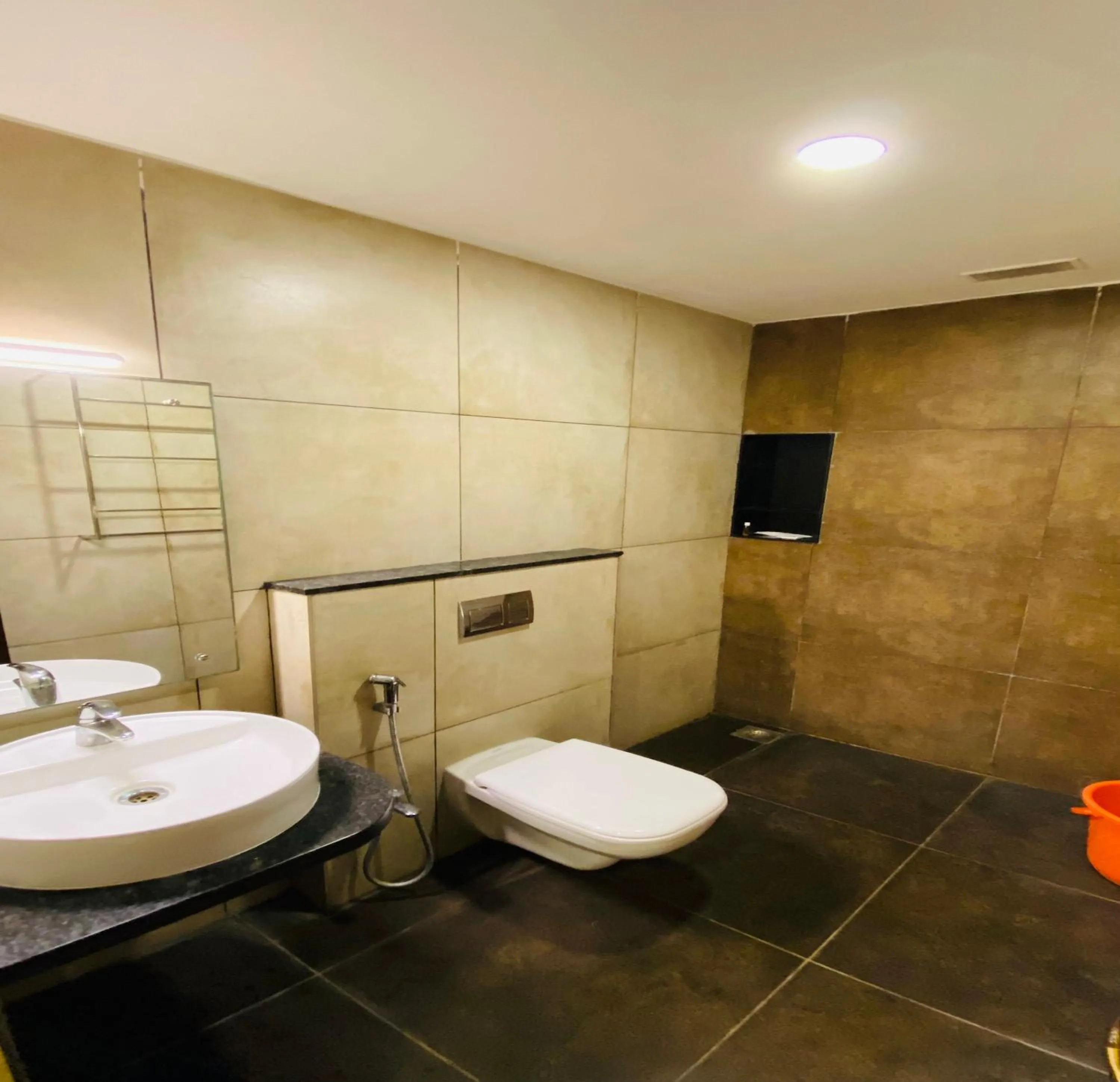 Shower in DFRONT GOLDEN PALACE