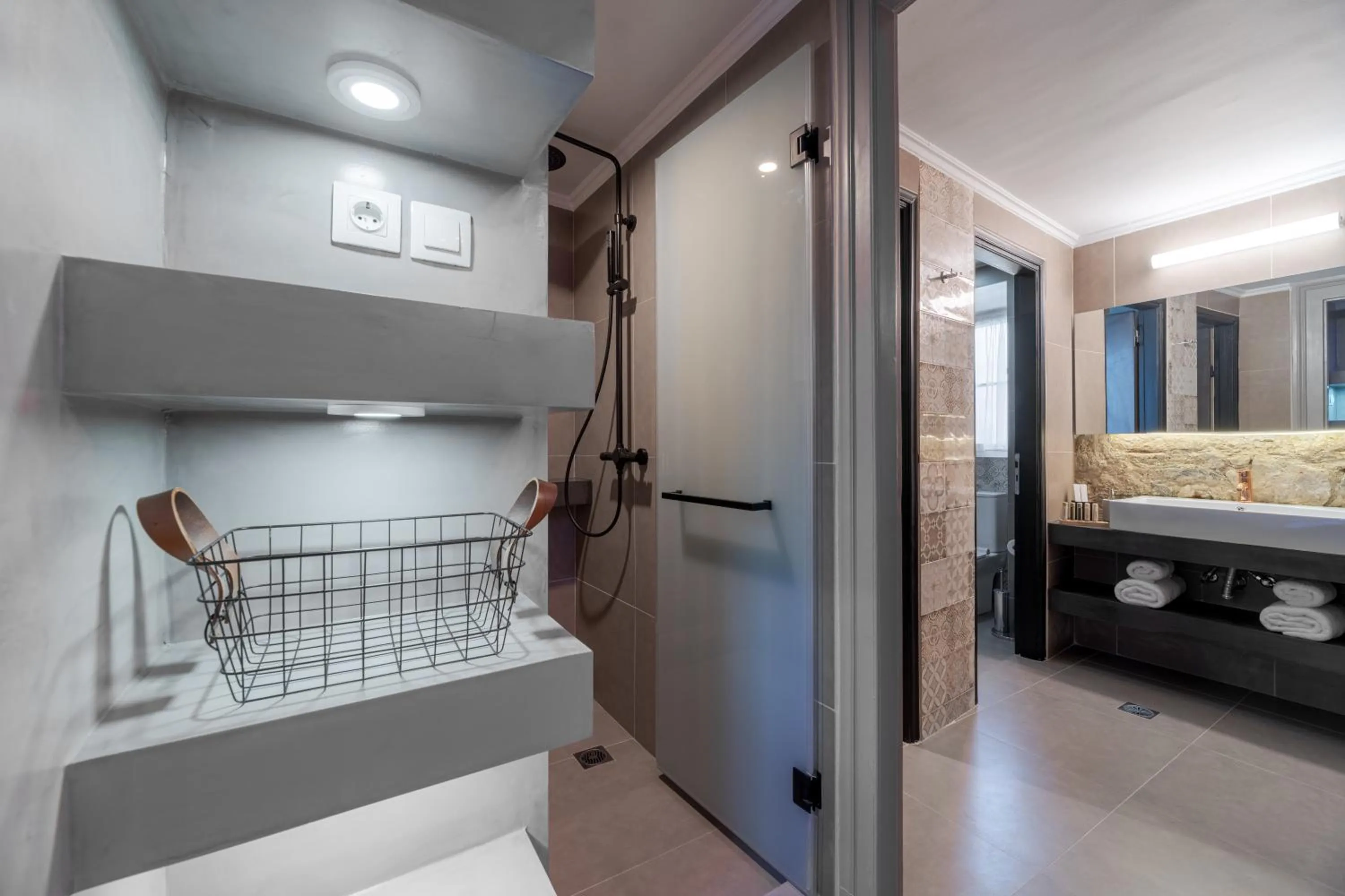 Shower, Bed in 2 Mazi Suites