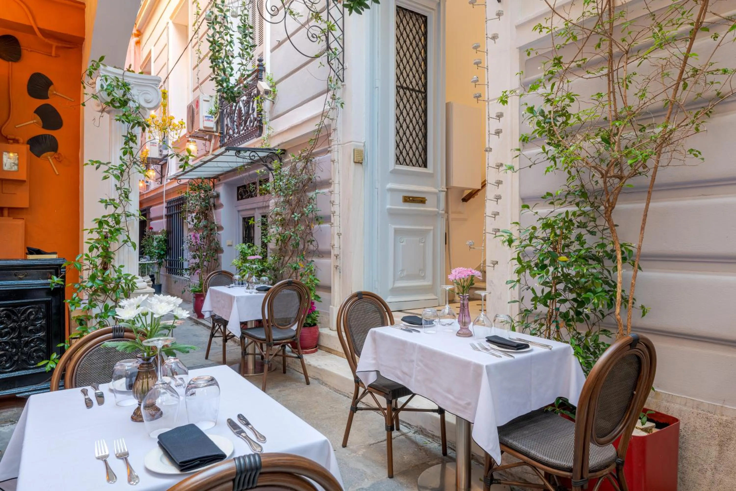 Restaurant/places to eat in 2 Mazi Suites