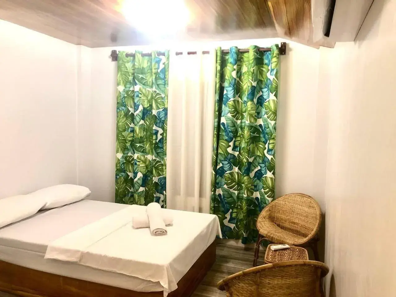 Double Room in RedDoorz @ Ola Vida Casa Rental Ilocos Sur Double Room in RedDoorz @ Ola Vida Casa Rental Ilocos Sur