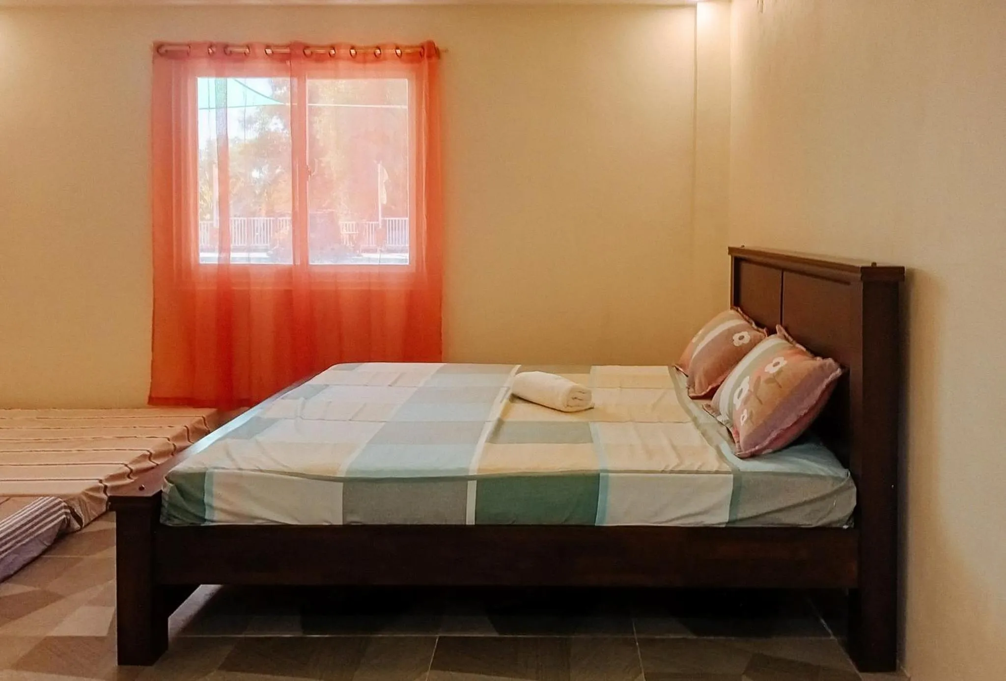 Bed in RedDoorz @ Ham Jam Inn Resort