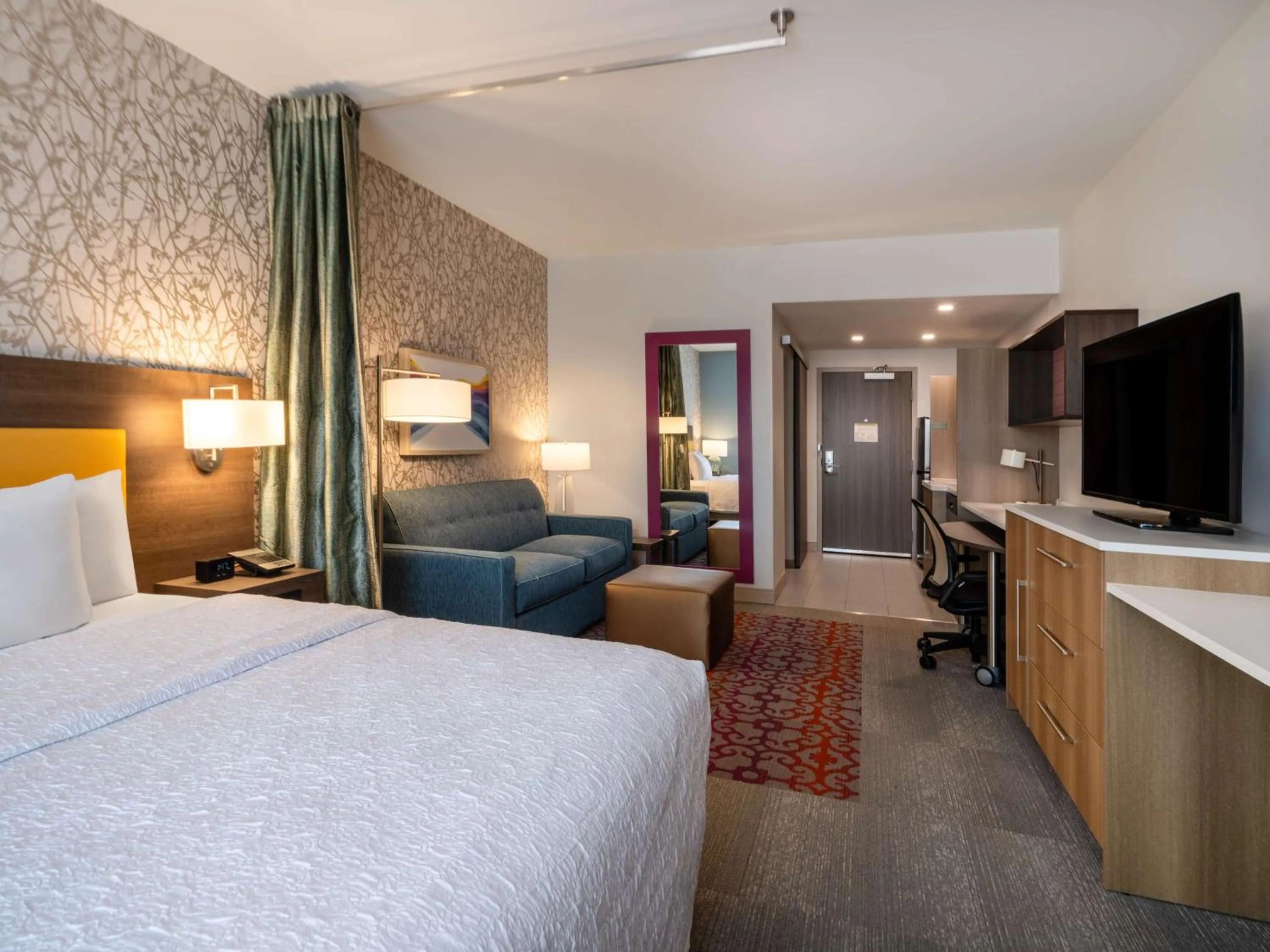 Living room, Bed in Home2 Suites By Hilton Santa Rosa Beach