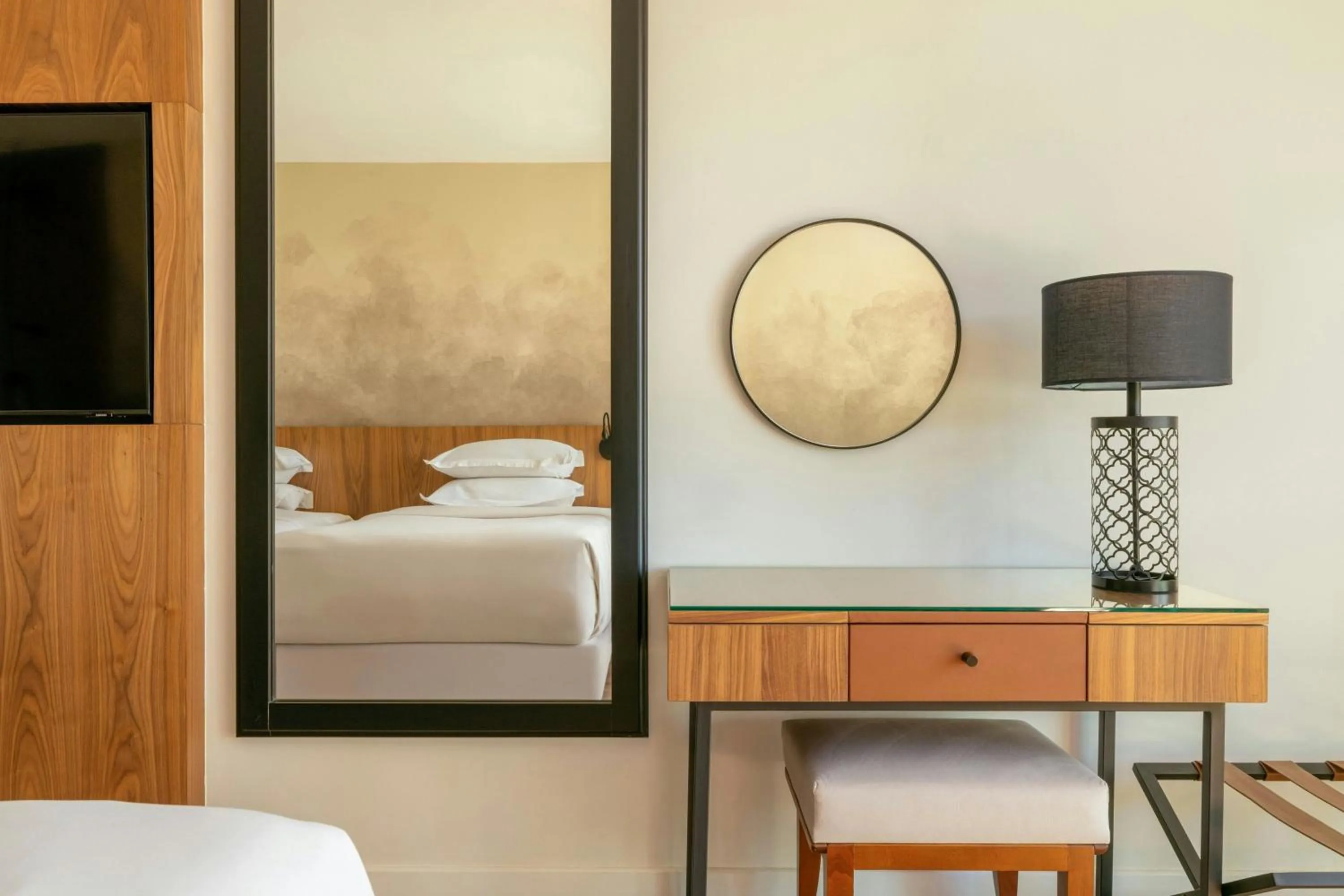 Photo of the whole room, Bed in Le Meridien N'fis