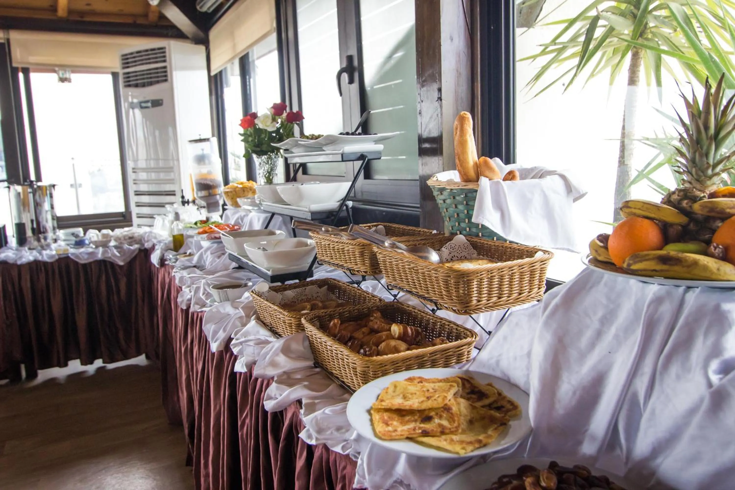 Buffet breakfast in Zahrat Al Jabal