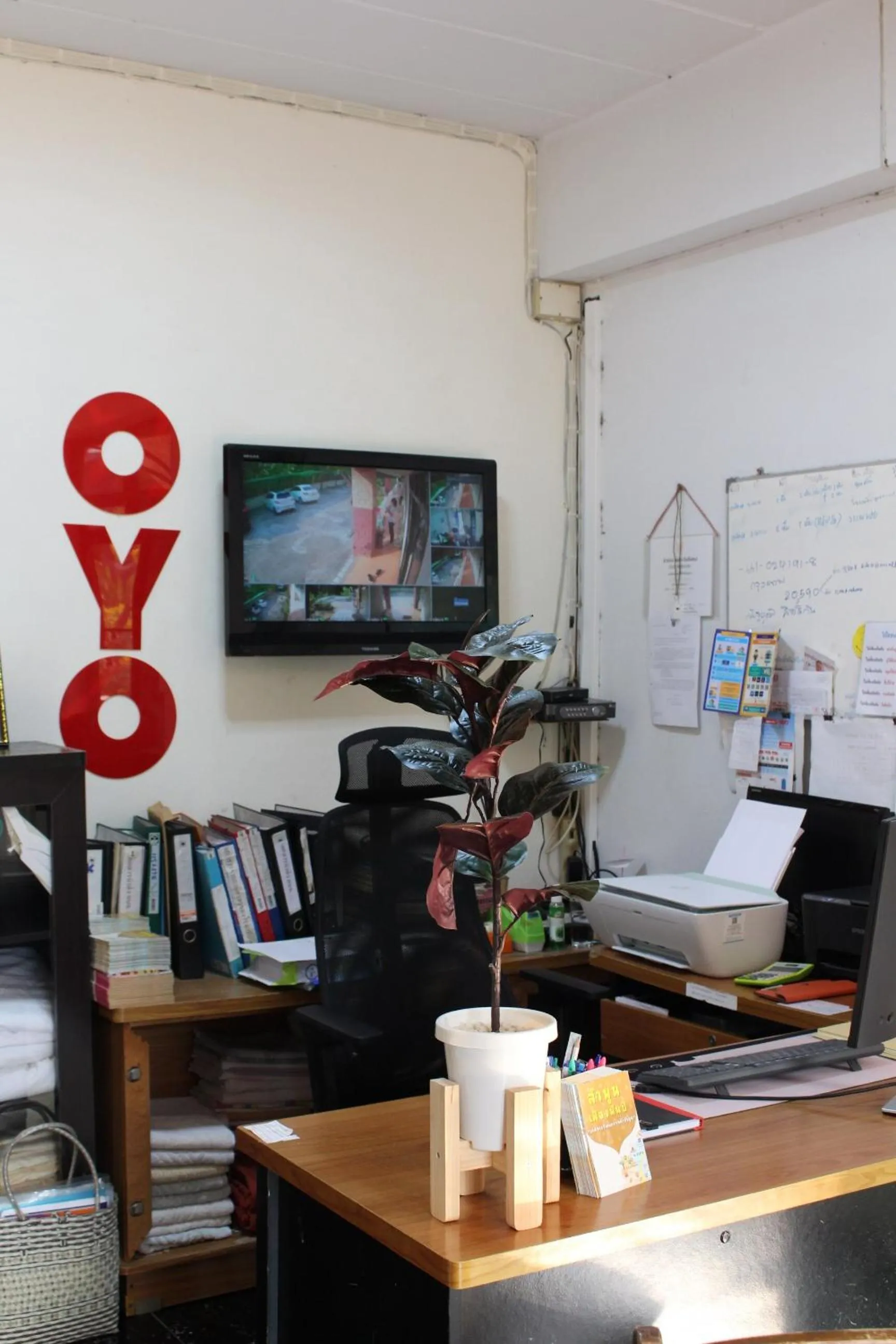 Lobby or reception in OYO 75420 Howto Hotel